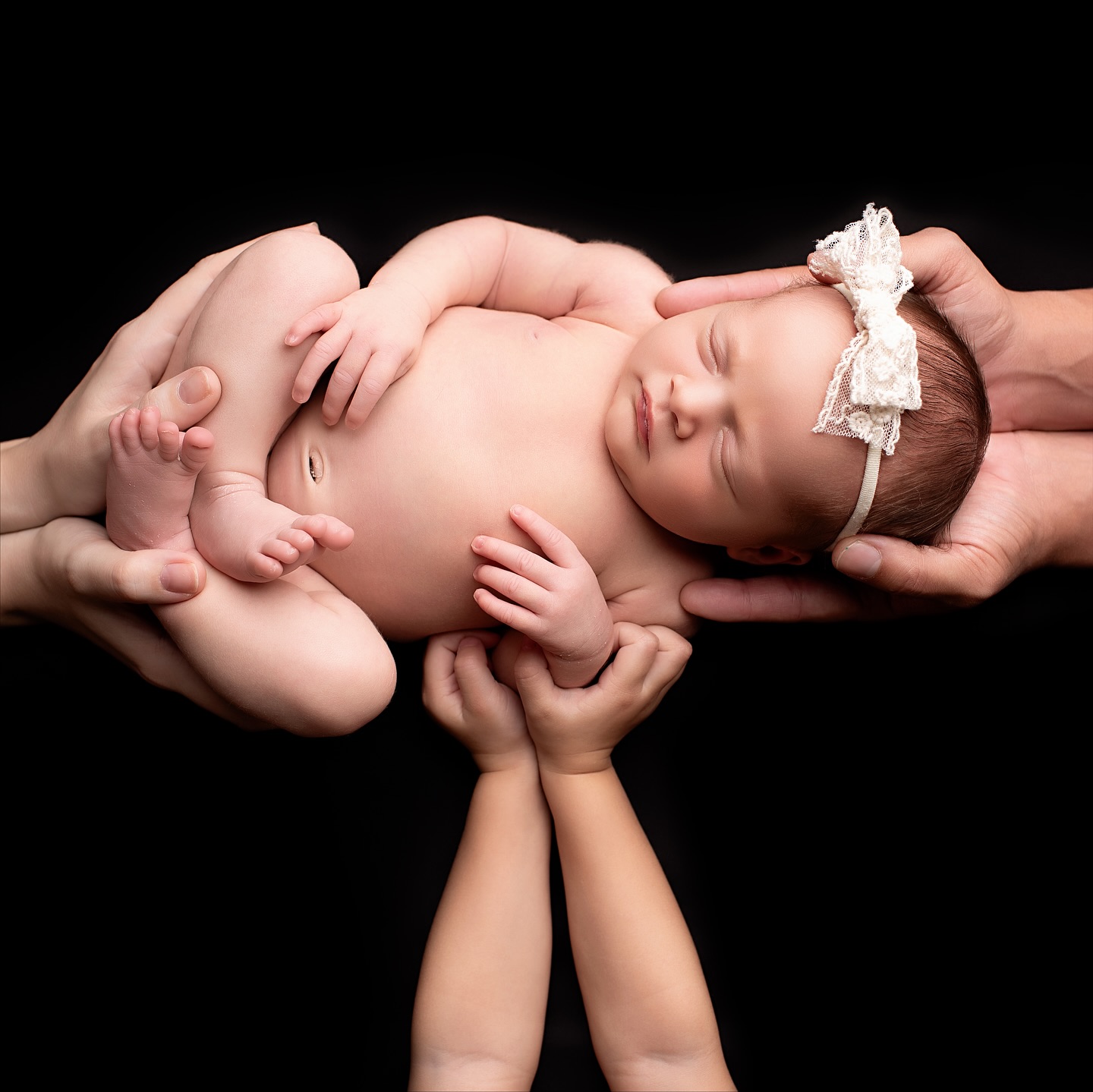 Every tiny detail, every sigh, every dream —
pure innocence, preserved in classic black and white.
جمال التفاصيل الصغيرة في صور خالدة بالأبيض والأسود.
💫 Contact us to book your newborn session — limited slots available this month.
#NewbornPhotographyUAE #BWPortrait #TimelessMemories #DubaiMoms