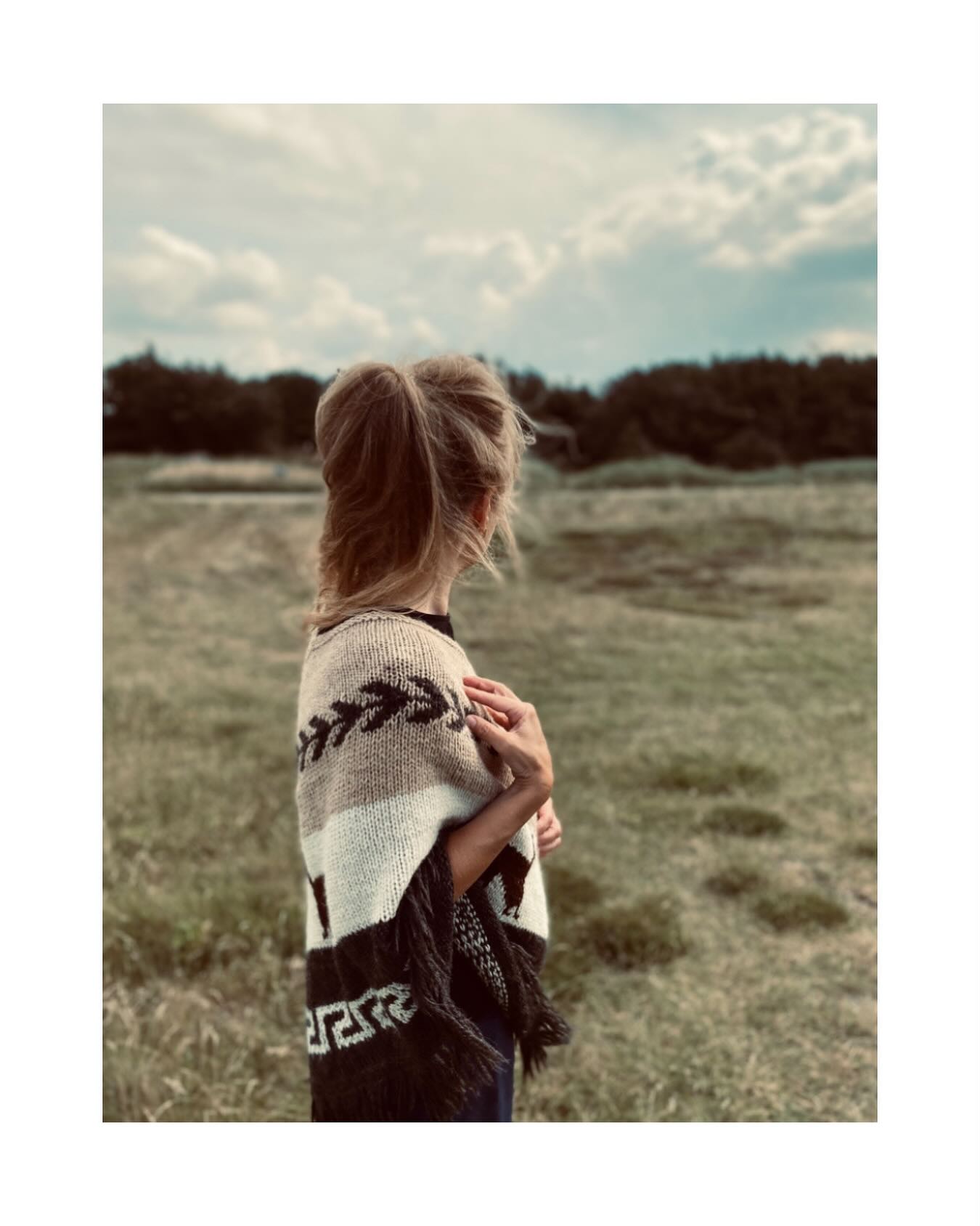 Tilbageblik…
I de sidste par dage er der sat altan op uden for mit spisekøkken – et projekt, der har været syv år undervejs.
En kæmpe drøm, et stort ønske og en hel del modhager undervejs i processen.
Men nu er den her – og jeg elsker den! Jeg kommer helt sikkert til at dele mange billeder fra dette lille paradis fremover.
At den nu pludselig hænger her, fik mig til at tænke på, hvordan nogle drømme, ønsker og forandringsprocesser kan være længe – meget længe – undervejs.
Jeg lavede et lille regnestykke i min dagbog og blev faktisk overrasket over at opdage, at det samme mønster går igen i mange andre områder af mit liv:
Måske kunne Rolling Stones skrive en sang om det:
“Sometimes it takes time to get what you want.”
I hvert fald er der noget med at medregne en ordentlig portion tålmodighed – og forståelse for, at ønsker og forandring nogle gange tager tid at modnes.
🔸🧡🔸
Kærligst, Pernille
______________________________________
#kvinderiovergang
#overgangsritual
#gennøglelæsning
#hologenetisklæsning
#gennøglerne
#intuition
#resonans
#overgang
#selvbevidsthed
#alignment
#essens
#frekvensarbejde
#autencitet
#vibration
#bevidsthedsarbejde
#selvudvikling
#kenddigselv
#selvomsorg