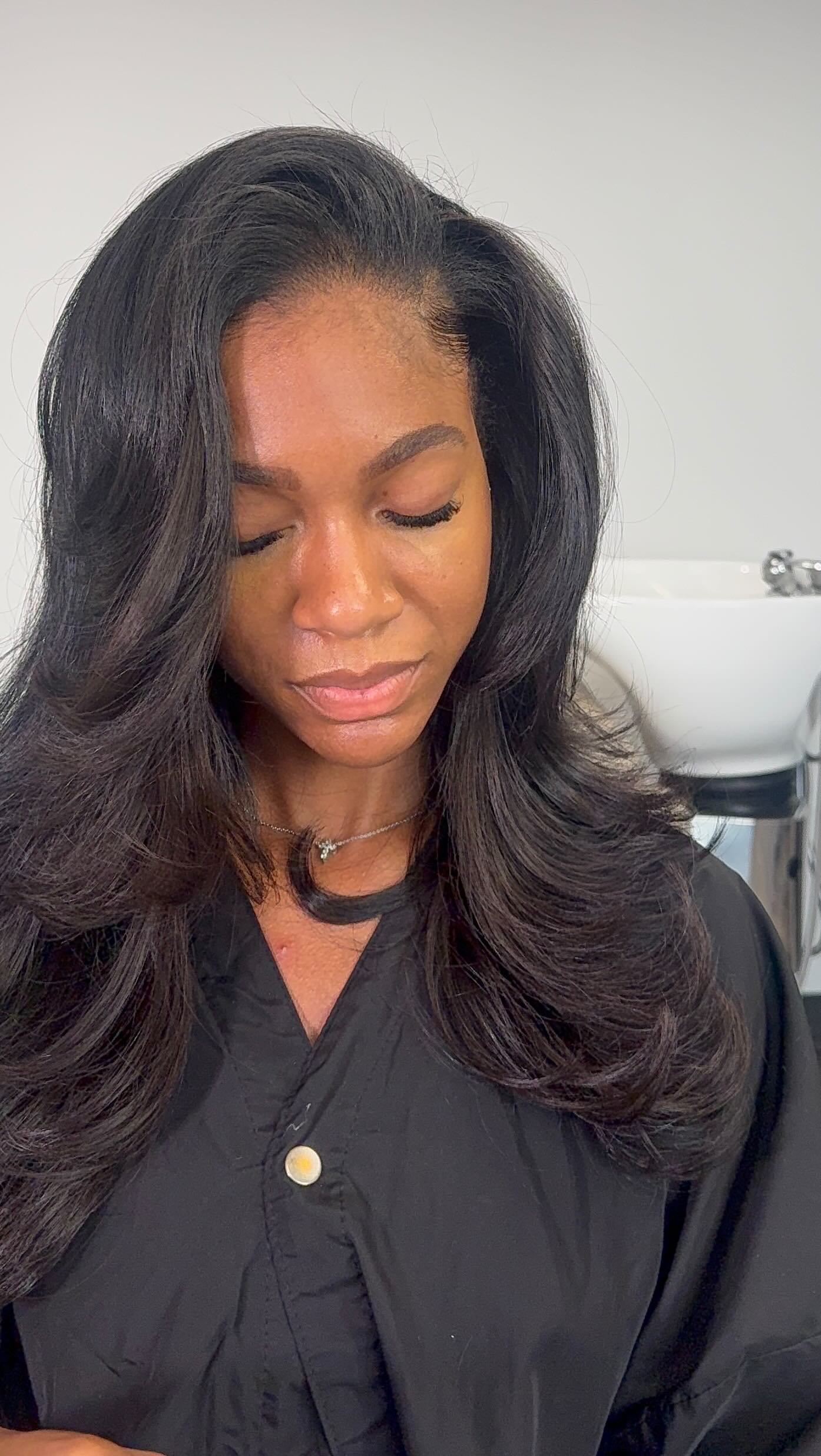 Hydrating your hair with steam is one of the most luxurious (and effective!) ways to bring dull, dry strands back to life. The gentle warmth of the steam opens up your hair cuticles, allowing moisture and nourishing treatments to sink in deeply. It’s like a mini spa session for your hair! Here’s why steam hydration deserves a spot in your routine:
• Deep hydration boost: Steam helps your hair soak up moisture and conditioning products more effectively.
• Stronger, more elastic strands: Regular steam treatments can improve flexibility, making your hair less prone to breakage.
• Frizz control and shine: The extra moisture smooths the hair cuticle, reducing frizz and adding a healthy, glossy finish.
• Scalp nourishment: The warmth from the steam boosts circulation, promoting a healthier scalp and potential hair growth.
• Enhanced treatment results: Whether you’re using oils, masks, or conditioners, steam helps them penetrate more deeply for lasting softness and strength.