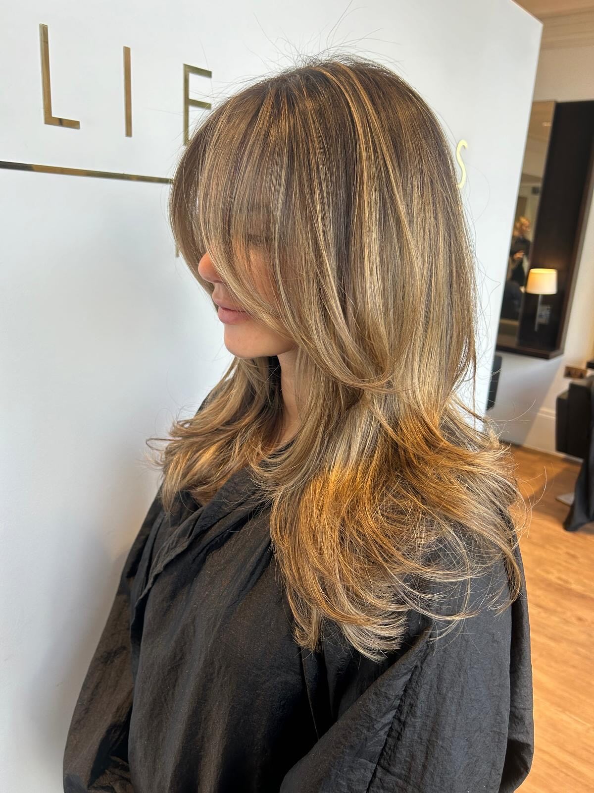 Nothing beats our Mel’s layered cut and blow drys 👏✨
And not forgetting Abby’s perfect balayage 🤩
Make sure your Christmas hair is sorted - appointments are filling up fast! 🎄👀
#hair #blowdry #winterhair #balayage #blowout #milliejoneshair #haslemere #surreyhairstylist #hairgoals #hairgoalsachieved #prettywoman #trending #layers #layersfordays