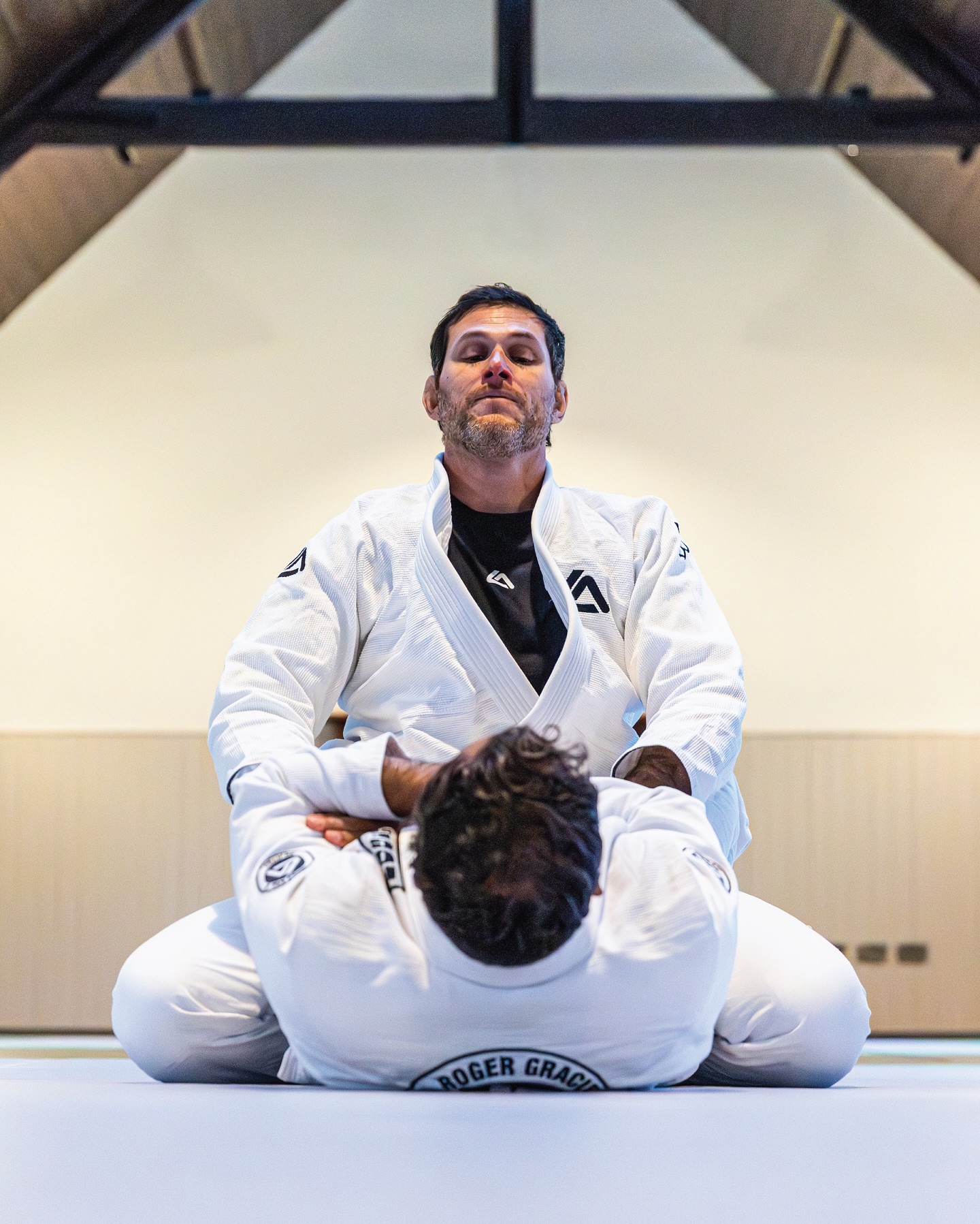 A day on the mats with @obsidian_belt capturing a Jiu Jitsu seminar led by the legend himself, @rogergracie
Precision. Focus. Craft.
Three words that sum up both the art of Jiu Jitsu and the vision behind Obsidian. 🥋
Thanks for having us!
#ObsidianBelt #RogerGracie #JiuJitsu #BJJ #MartialArts #EmprosMedia #ContentCreation #BrandStorytelling #CreativeProduction #OnTheMats