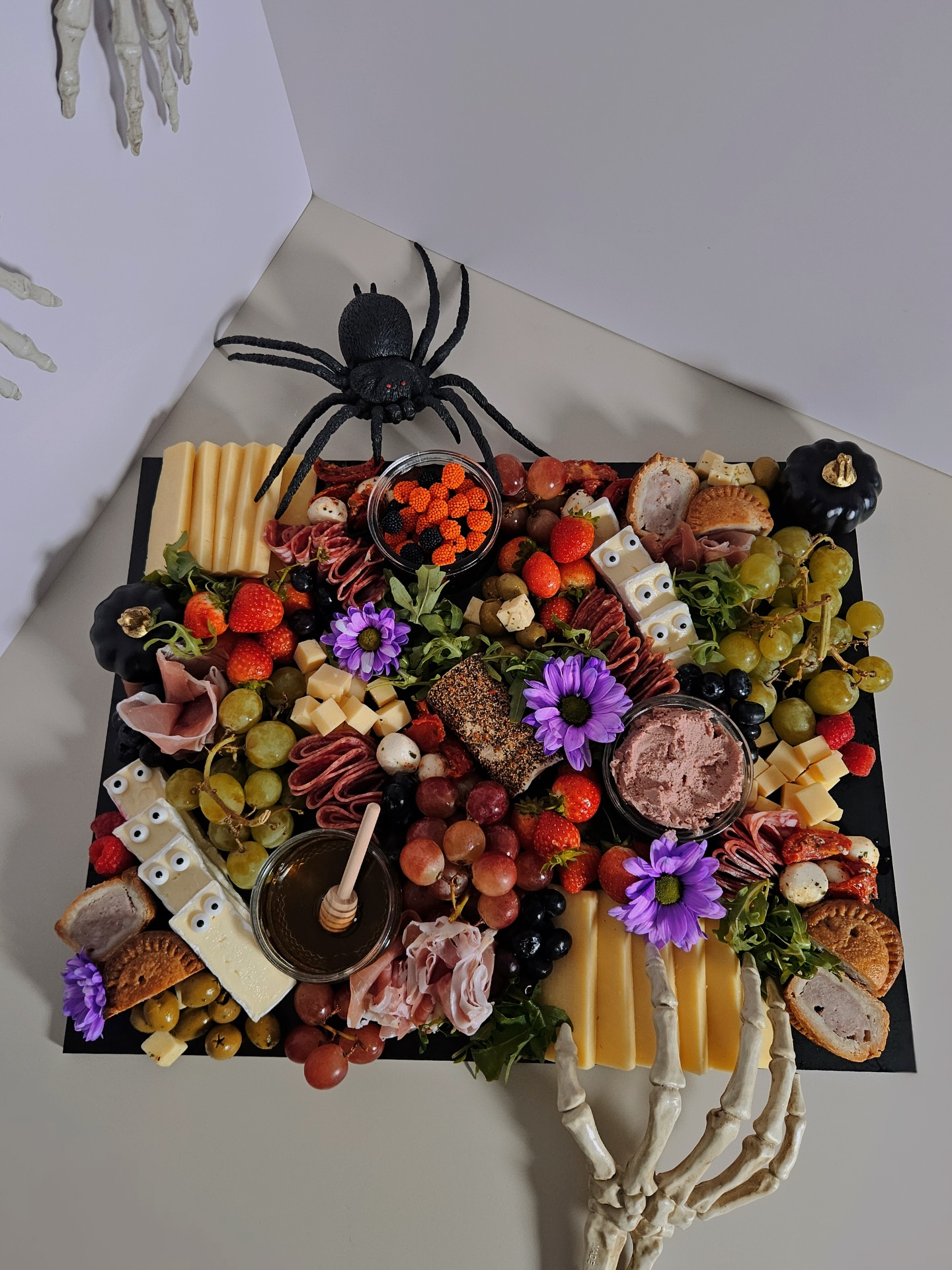 Trick or treat yourself to this spooky spread 👻🧀