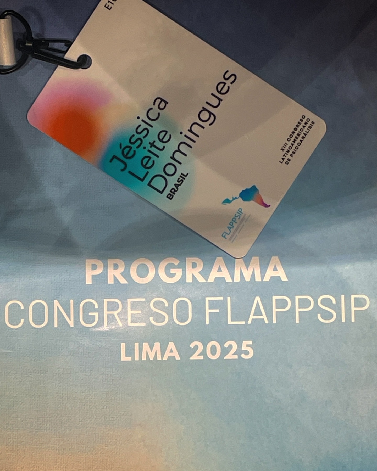 Assombrar-se é estar vivo.
Entre os dias 16 e 18 de outubro, participei do Congresso FLAPPSIP, realizado em Lima - Peru, que reuniu instituições de Psicanálise de toda a América Latina.
O tema central “Eros, alteridade e criatividade em tempos de assombro” propôs pensar como o encontro com o diferente pode reacender o desejo e a capacidade de criação.
Poder assombrar-se - seja com o belo, que reanima as esperanças na vida, seja com o horror das violências (como as que ocorriam em Lima naqueles dias) - é o que nos mantém vivos e capazes de seguir investindo.
O belo e o terrível coexistem.
Se não temos como garanti o devir, ao menos temos como sonha-lo.