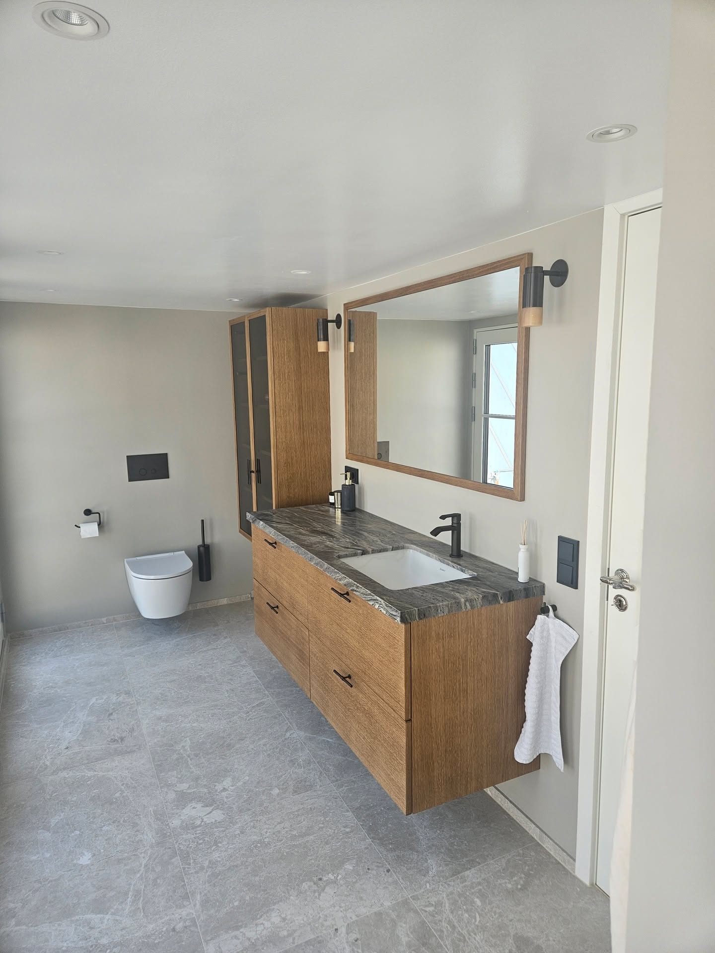 Vi är åter tillbaka i vackra Höllviken, där vi med stolthet tar oss an ännu ett gediget och genomtänkt projekt. Arbetet omfattar en omfattande uppgradering av bostaden med fokus på kvalitet, hantverk och exklusiva materialval.
Projektet innefattar spårad spånskiva med golvvärme, samt enstavs parkettgolv som noggrant limmas för bästa resultat. Väggarna får ett nytt lyft genom bredspackling och målning, och huset får en tillbyggnad med takkupa som skapar mer rymd och ljus.
I det exklusiva badrummet installeras inredning från Kvänum, tillsammans med stora fönsterpartier som släpper in generöst med dagsljus. För att fullända helheten monteras ett stilrent glasräcke i trappan, vilket ger ett modernt och elegant uttryck.
Ett projekt som på alla sätt speglar vår passion för detaljer, kvalitet och genomtänkt design.
www.oresundsbyggentreprenad.se
#badrumsrenovering #badrum #köksrenovering #kök #bygg #byggmalmö #renoveringmalmö #byggahus