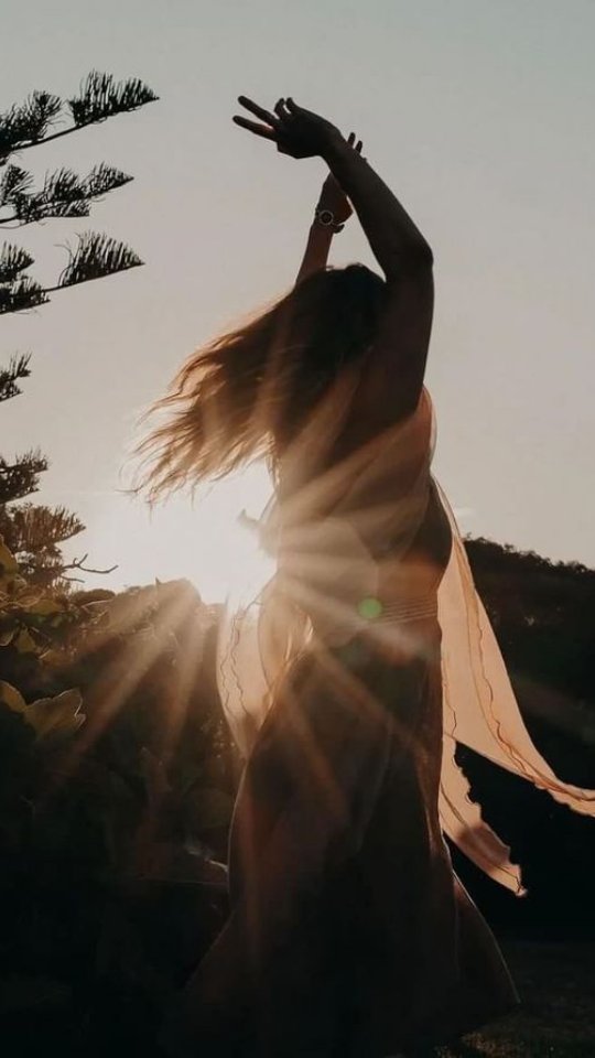 Goodmorningg Sunday🤍
Een nachtje naar een retreatboot, heaven!🥰
Samen met @anke_holistischtherapeut genieten van een heerlijk moment van zijn. Afschakelen, fijne gesprekken, heerlijke sessies en lekker eten. Dit is ultieme qualitytime!🔥
#metine #stilte #energy #reiki #kundalini #vriendschap #retreat #soundhealing #energetischehealing