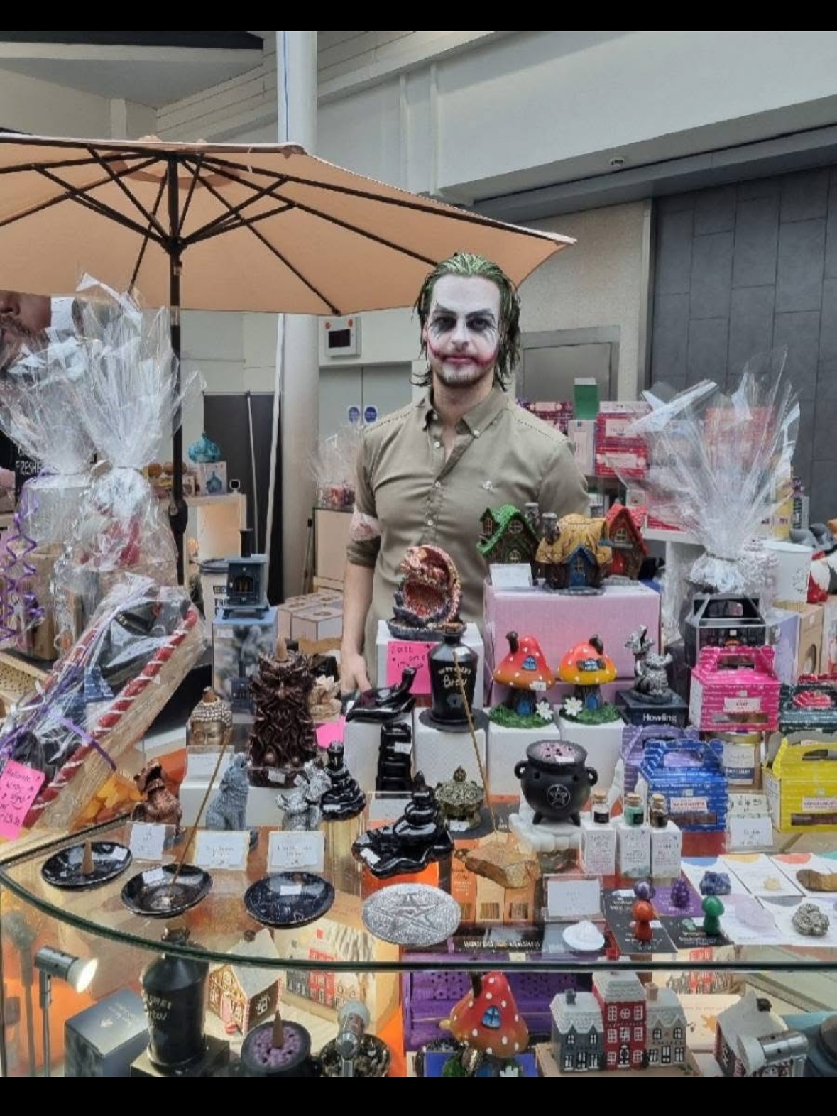 We are participating in the trick or treat event so pop on down for free candy! 🍭 and complimentary gift wrapping at our kiosks in The Golden Square and Birchwood Shopping Centre!
We offer free gift wrapping through December, and this Halloween we’re joining the Trick-or-Treat event, so bring your little ghosts and goblins to pick up some sweet treats! 🍬🎃
(31st October 10am - 2pm)
#halloween #retailtherapy #retaillife #candles #waxmelts #waxmeltaddicts #kingswoodaromas