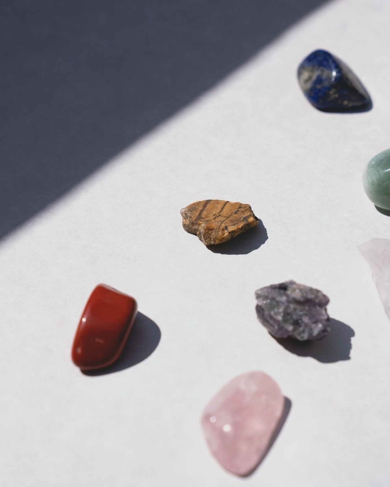 💎 Ce que personne ne vous dit sur la compatibilité entre les pierres…
On parle très peu de ce sujet… alors je me suis dit qu’il était temps de l’aborder ensemble aujourd’hui🙏
À noter que chaque pierre porte une vibration, une fréquence et une histoire. Certaines s’accordent naturellement, comme deux âmes soeurs mais d’autres se repoussent doucement, non pas par opposition… mais parce qu’elles travaillent sur des plans différents
Les faire cohabiter, c’est comme mélanger des émotions, des intentions, des rythmes.
Il n’y a pas de “mauvaises” combinaisons mais il y a des alliances plus harmonieuses celles qui résonnent avec votre énergie du moment.
Quartz rose + Améthyste: Douceur + apaisement
Le quartz rose ouvre le cœur, l’améthyste calme le mental. Ensemble, elles créent une bulle de paix et poussent vers un sommeil paisible ou la méditation.
Citrine + Cornaline: Joie + vitalité
La citrine rayonne de lumière, la cornaline stimule la créativité et la confiance. Parfait pour retrouver motivation et énergie positive.
Labradorite + Œil de tigre: Protection + ancrage
La labradorite agit comme un bouclier énergétique, l’œil de tigre stabilise et renforce la sécurité intérieure. Idéal pour les thérapeutes ou les personnes très empathiques
Cristal de roche + n’importe quelle autre pierre 🤍 Amplification
Le cristal de roche agit comme un “révélateur énergétique” car il renforce la vibration de toutes les autres pierres sans altérer leur fréquence.
👉 Écoutez votre ressenti. Observez comment vous vous sentez quand vous portez certaines pierres ensemble.
L’énergie ne ment jamais
#lithotherapie #pierresnaturelles #energie #bienetreholistique #vibrations #cristaux #pierres #equilibreinterieur #elizabethcontal
www.elizabethcontal.com