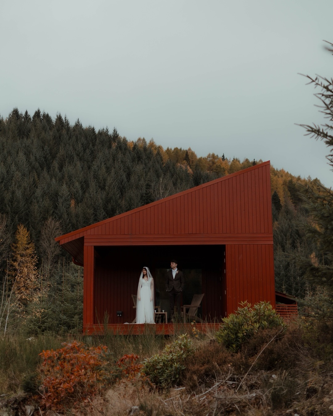 Two creatives, together since they were teens, secretly eloping in an absolute beautiful gem of a spot in Scotland. This was absolute magic to be a part of. Thanks Annesha + Ross ✨❤️
@coorieweddingplanning
@jakcelebrant
@liggyscakes
@comhla.scot
@glenglackcabins