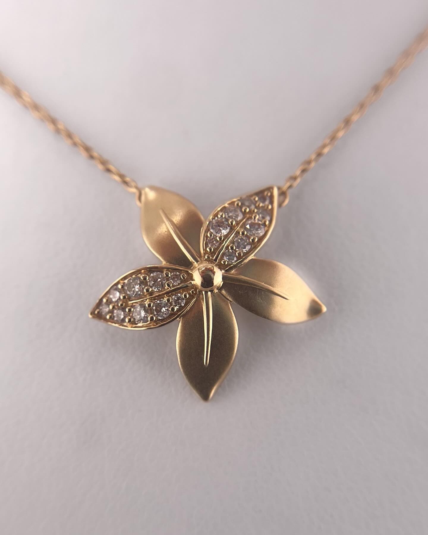 📣 NEW! 14KY Satin Gold & Diamond Petal Necklace by Ostbye. Enchanting & nature inspired with lots of beautiful brushed gold describes the fresh pieces arriving in store for fall 💎🍁!
.
.
.
#14k, #brushedgold, #satingold, #satin, #yellowgold, #finejewelry, #flowernecklace, #enchanting, #nature, #flowermotif, #nh, #newhampshire, #nhjewelers, #livefreeandshine, #thepeoplesjeweler, #hampsteadnh, #atkinsonnh, #salemnh, #plaistownnh, #eppingnh, #exeternh, #hamptonnh, #kingstonnh, #danvillenh