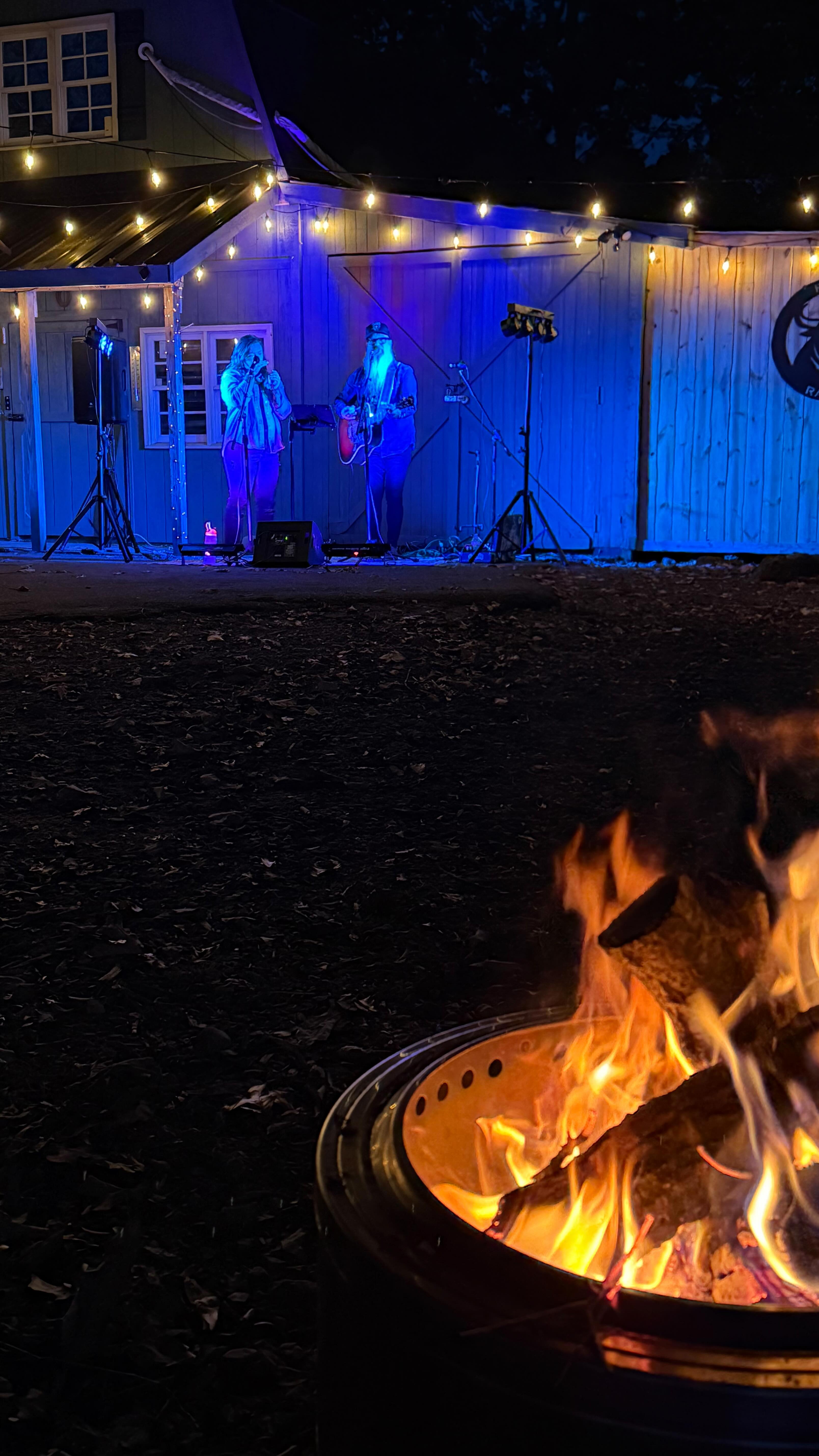 Our first Harmony Harvest event last night was absolutely perfect! It was everything I envisioned. 😍Thank you to everyone who came out to enjoy perfect weather, great pizza from @kingoffirepizza, amazing music from @thecassandchris, and the best group of people!
We are so grateful to be a part of this amazing community and love creating memorable experiences like last night with you. Thank you for always showing up AND bringing the fun. 💕
If you missed this one, don’t worry…we’ll have a couple more chances for you to visit the farm before we hibernate for winter. Check out the Visit section of our website for details about our wreath making workshops next month.