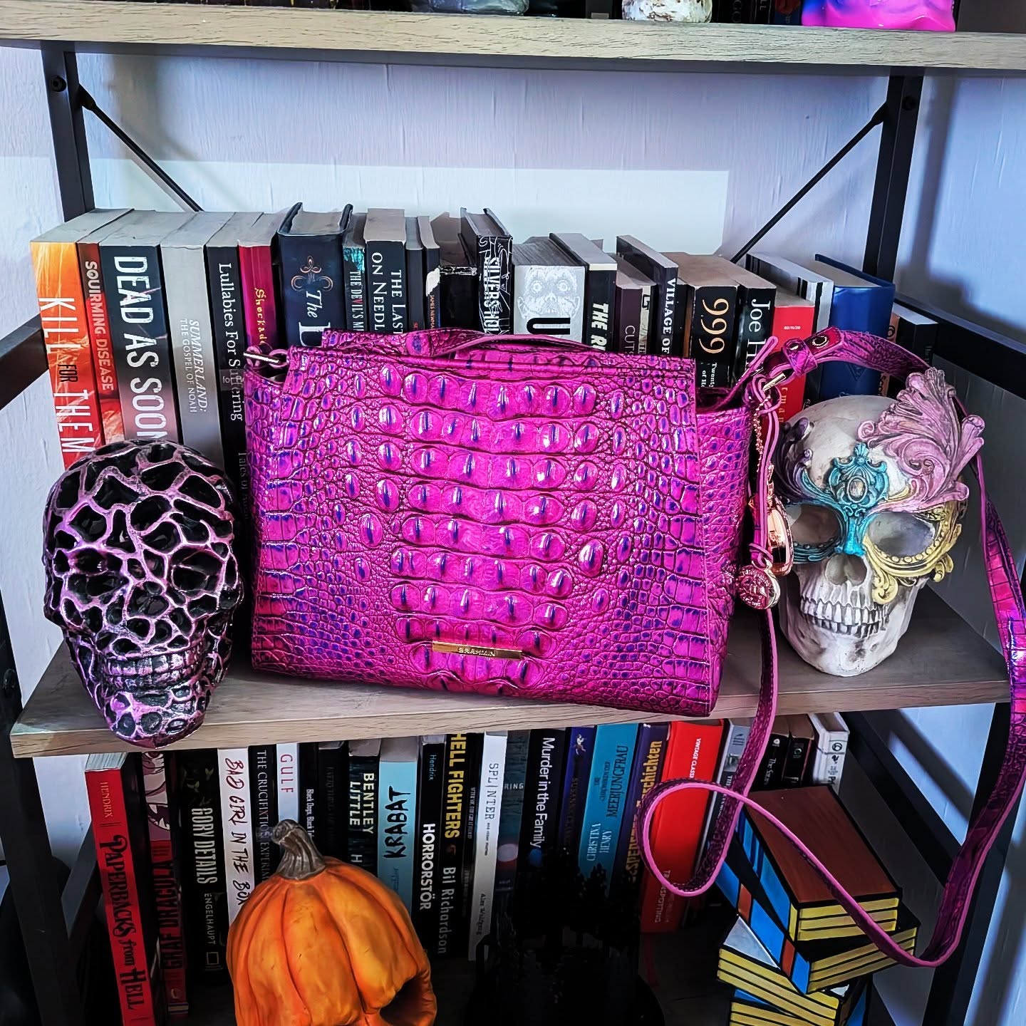 I'm not usually a "purse person" but I had to. This @brahmin is amazing! 👜
#brahmin #purse #brahminhandbag #shelfie #bookshelf #splurge #