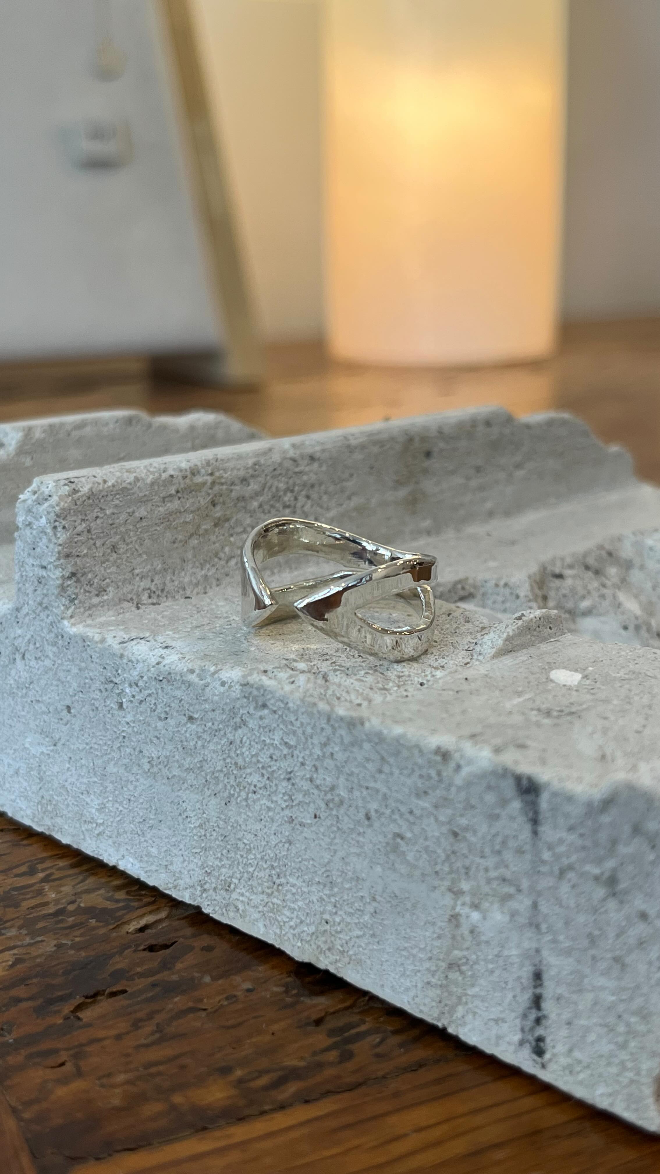 Anfertigung eines Unikats in Silber in meinem Atelier.
Atelier Vincent Kiefer
Lange-Geismar-Str. 19
37073 Göttingen
.
.
.
#handgemachterschmuck #anfertigung #unikatschmuck