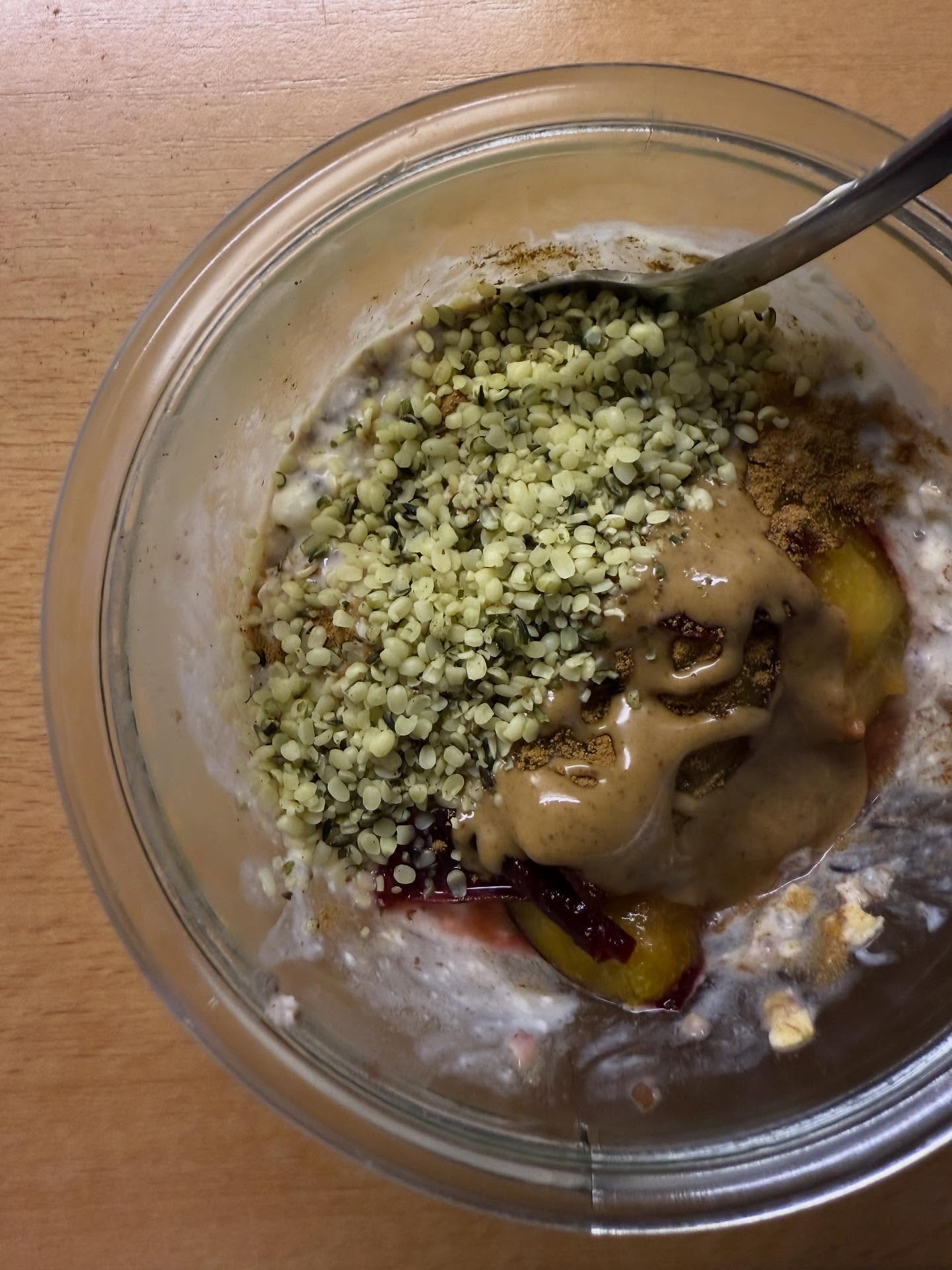 Deine Hormone sagen Danke! ✨
Achte bereits am Morgen auf eine ausreichende Zufuhr Protein und gesunde Fette. Du bist satt bis zum Mittag und stabilisierst den Blutzuckerspiegel. Ohne Protein verfällst du schneller dem Heisshunger und stresst den Körper, was sich negativ auf Hormone und Stoffwechsel auswirkt.
Meine Nr 1 im Herbst ➡️ Joghurt oder Quark mit etwas Proteinpulver, Chia- und Leinsamen oder Hanfsamen, warme Beeren oder Äpfel, Zimt, eine Prise Salz und mit Nüssen oder Nussmus toppen 🤎
Was ist dein Favorit am Morgen?
#frühstück #protein #hormone #blutzucker #keinheisshunger #ernährung #ernährungspsychologie #ernährungsumstellung #ernährungsberatung