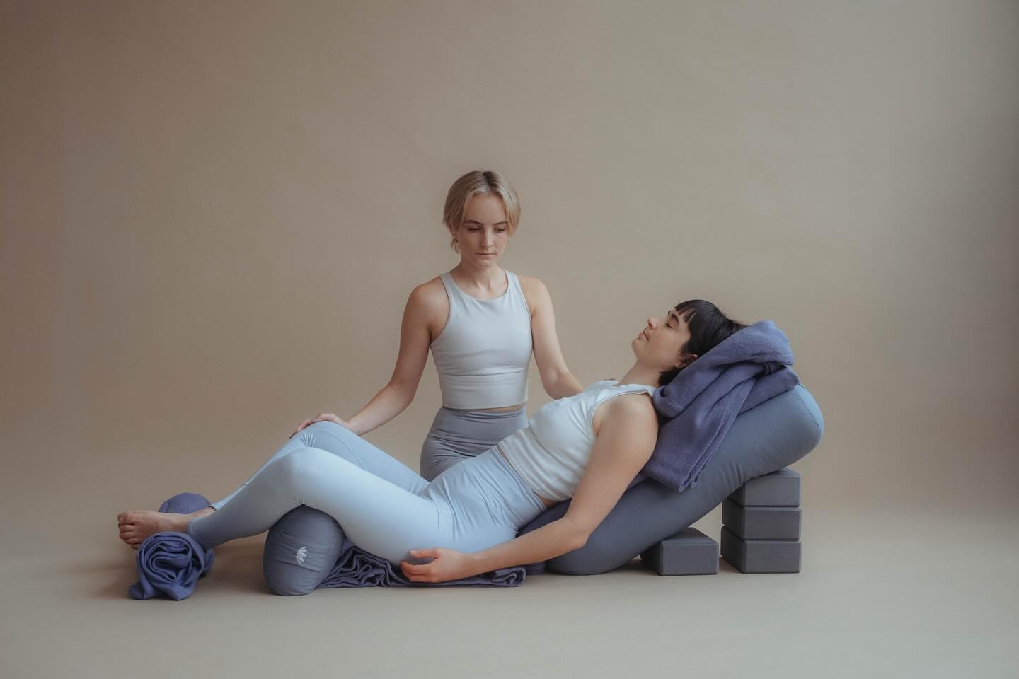 „In Restorative Yoga you are not giving the student the experience.
You’re creating the container for the student to have the experience themselves“ Judith Lasater
Einen „Container“ für eine Praxis zu schaffen bedeutet,sich auf die neun Grundqualitäten einer jeden Restorative Praxis zu beziehen und durch Sprache, innere Haltung und Setting die Bedingungen zu schaffen, in welchen man selbst oder seine Schüler:innen ihre eigenen Erfahrungen mit der Praxis machen können.
Ein der neun Qualitäten ist KOMFORT.
Das unterscheidet eine Restorative Postition auch von einer Yin Position.
Mehr über die neun Qualitäten einer jeden Restorative Praxis
⬇️⬇️⬇️⬇️
30h Restorative Weiterbildung in Berlin
14.11.25 - 16.11.25
- 1 letzter Platz!
⚪️⚪️⚪️⚪️⚪️⚪️⚪️⚪️⚪️
Neue Termine über meinen Newsletter bzw. website
www.yinrestore.de
#restorativeyoga#yinrestore
📸 @desireedargel_images