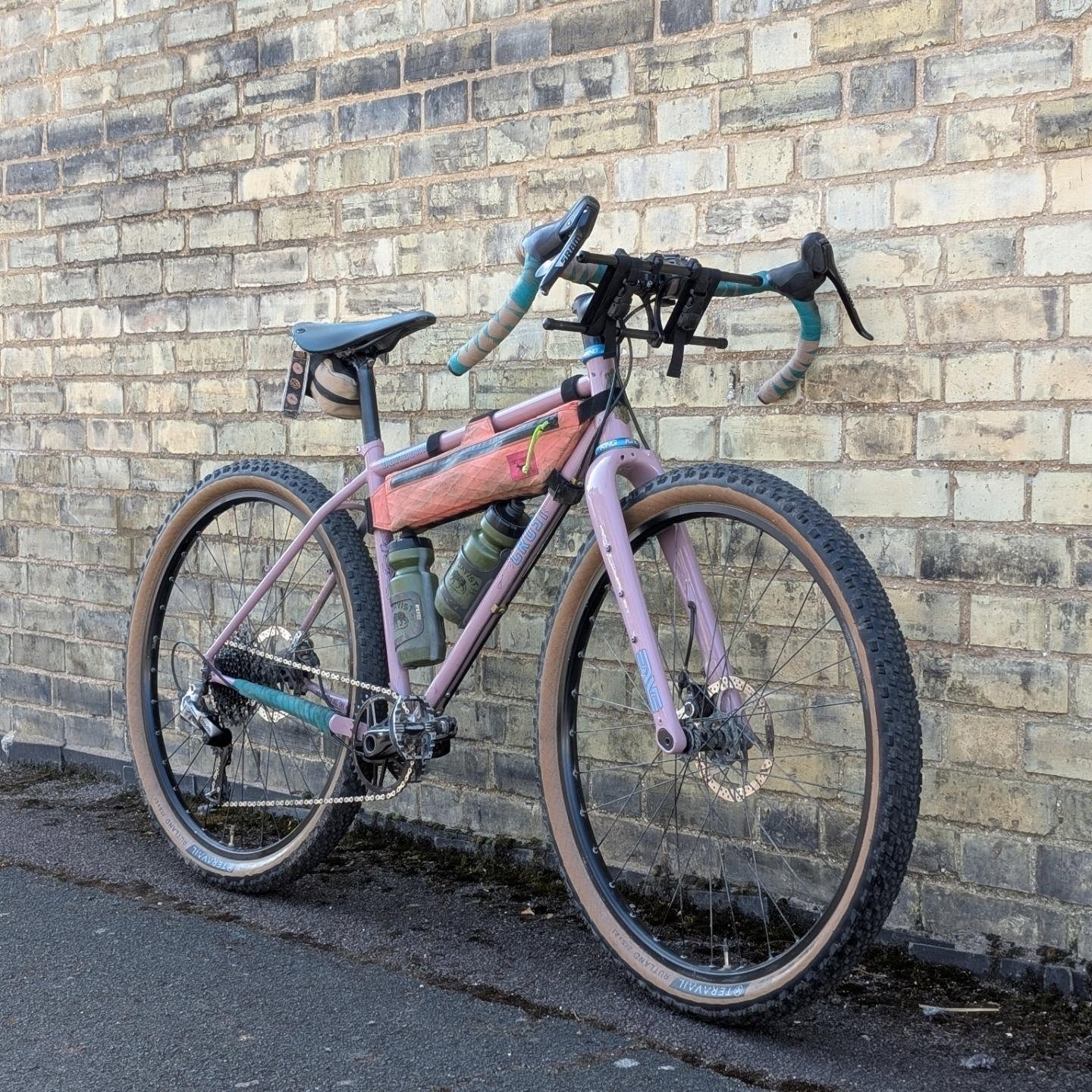 A couple of cool pics of our mates @crustbikes
@sleepy_camper when ya back in the UK swing by.....
@swiftindustries Bag thats seen some KM's
@brooksengland Saddle matches so well with the tape
@teravail Rubber
@chriskingbuzz Headset..... Love it 😍
#gravelcycling #gravelbikes #gravelbike #crustbikes #offroadrando #offroad