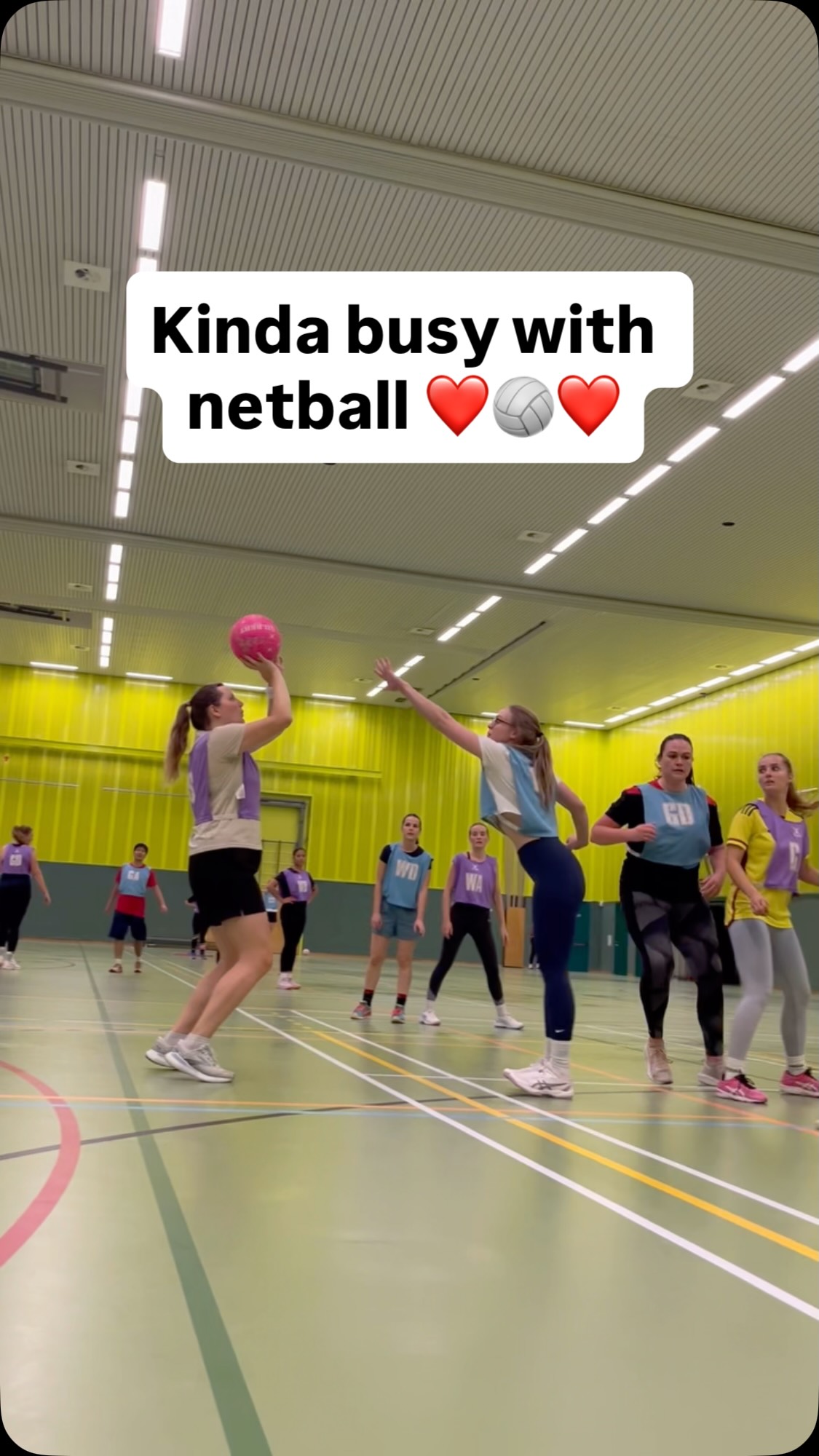It is a busy few months for Amsterdam Netball!! We’re busy organising our tournament on 15 November @oatez_babes and @bee_raddd 👑🙏, we had our Pub Quiz social last week @jessfech 🧠 and today we have Round 3 of SUPER League!! Dm us if you want to get involved ❤️🏐❤️