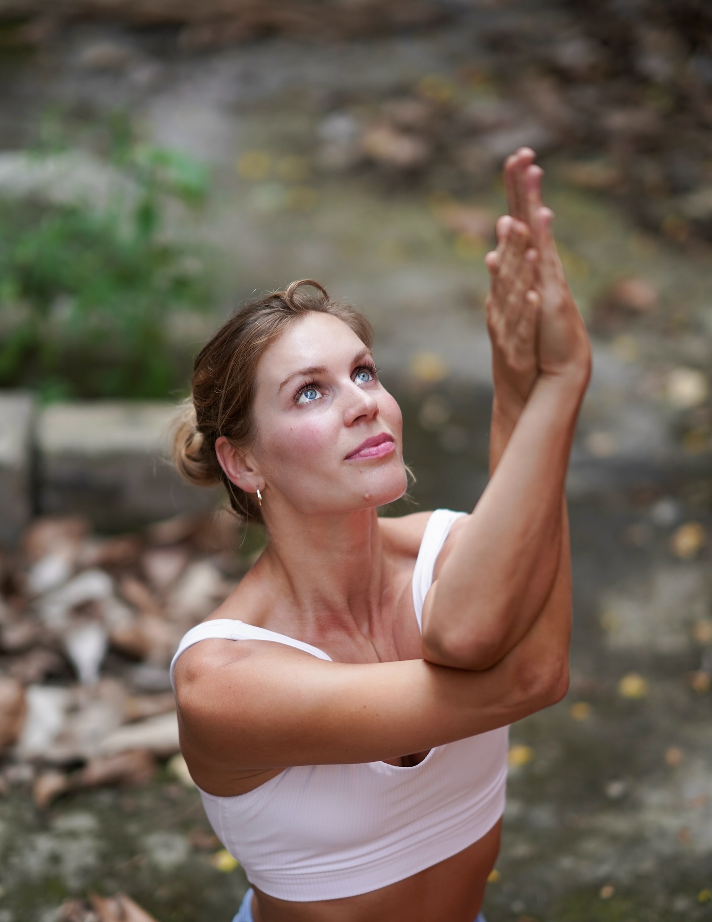 Conocí a la muerte a los 15 años, cuando vi cómo mi padre sufría un ataque cardíaco durante nuestras vacaciones en La Toscana, Italia. Aquel día se acabó mi infancia y mi vida cambió radicalmente.
Todo el proceso por que pasa un@ cuando “vive” la muerte es muy duro e interesante: el vacío, conmoción, negación, rabia, tristeza, sensaciones de injusticia, depresión, soledad, aceptación y, lo más interesante, la comprensión del verdadero valor de la vida. Hasta que no estemos en la oscuridad no apreciaremos realmente la luz. No sabemos lo que tenemos, hasta que lo perdemos.
El yoga me ayudó mucho en todo este proceso ya que ofrece una perspectiva bonita sobre la muerte. En lugar de considerarla un final que nos da miedo, considera la muerte como una transición, un cambio de estado, donde la conciencia superior sigue siendo la misma, pero el cuerpo físico y el ego se evaporan.
Si has vivido la muerte de alguien cercano a tí, solo deseo que, a pesar del dolor, puedes ver más allá de la perdida física. Solo deseo que estés abierto al amor universal e incondicional que siempre te rodeará.
🕊️🙏🏻✨
Estrella
📸 @yogabyvishwas
