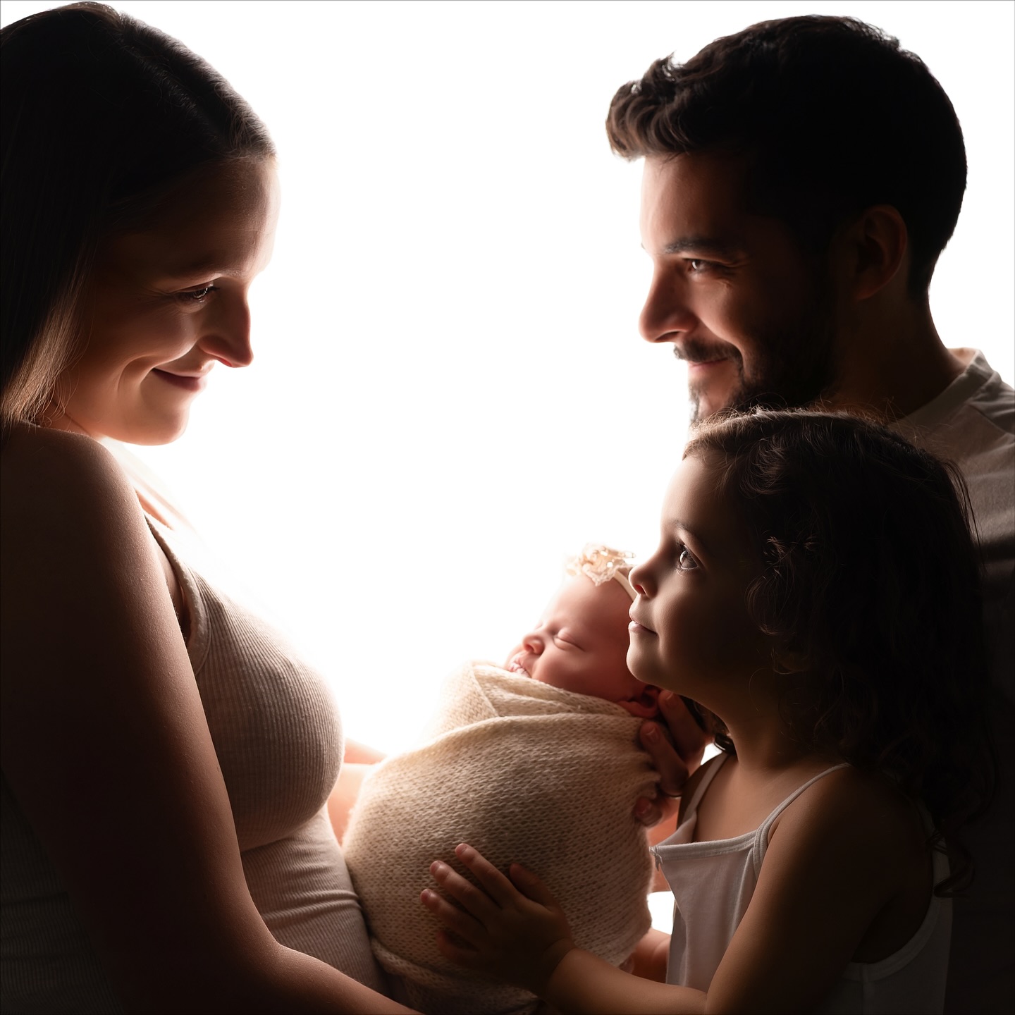 Where shadows tell stories of love unspoken —
a family’s first embrace, captured in timeless beauty.
جمال البساطة والدفء في كل لقطة.
📸 Reserve your newborn session now — at-home sessions available across the UAE.
#MariamendezPhotography #DubaiNewborns #ElegantFamilyMoments #BabyPhotographyDubai