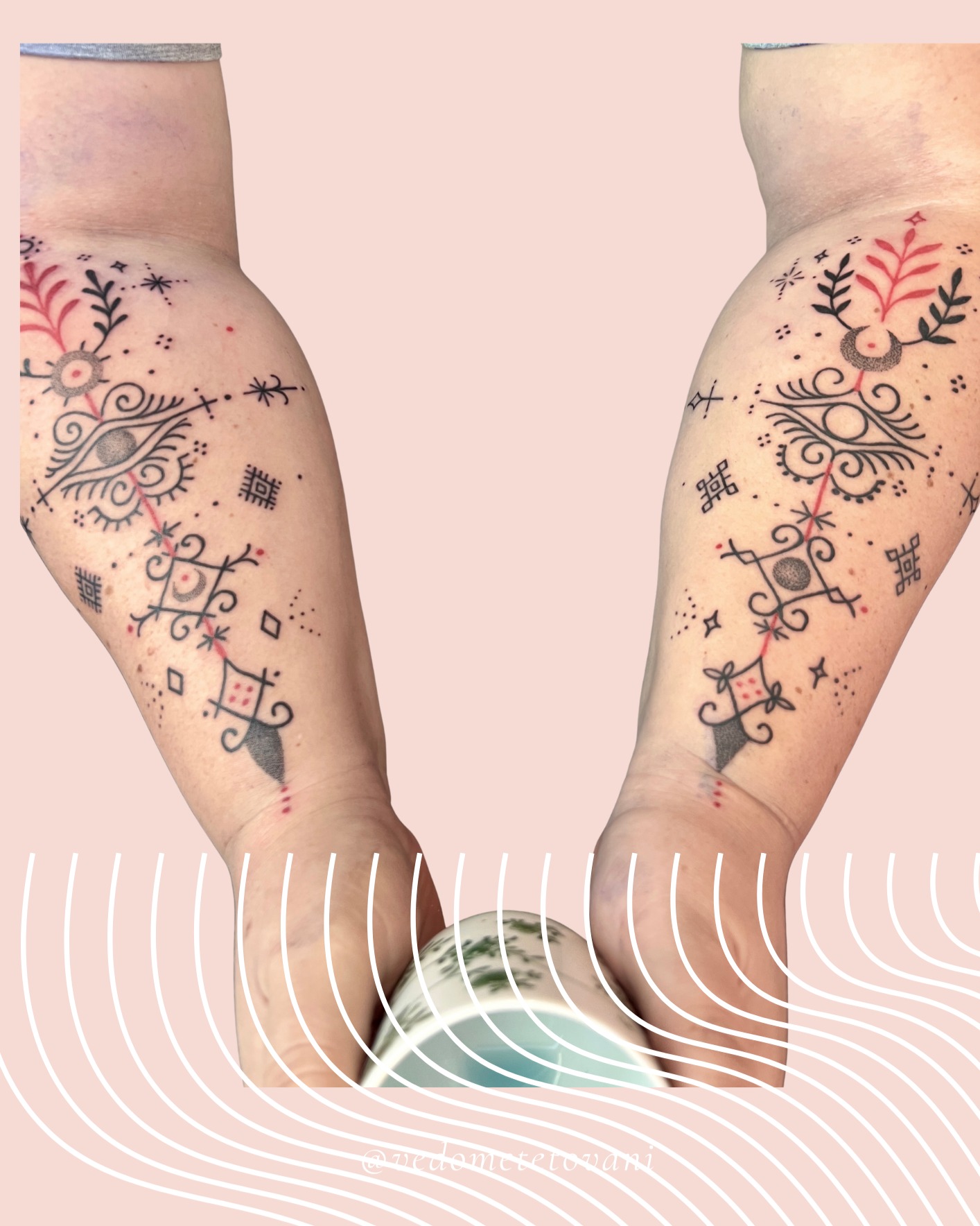 Podzimní energie přechodu a transformace se odráží v těchto symetrických tetováních. Každý symbol je mostem mezi světy - spojuje viditelné s neviditelným, minulost s budoucností. Červené akcenty připomínají životní sílu proudící tělem, zatímco černé linie vytvářejí ochrannou strukturu.
Vědomé tetování není jen o estetice, je o vědomém rozhodnutí, o prožitku o záměru a hlubokém ano sám/sama sobě. Je to čas kdy se staré uzavírá a nové otevírá...
Tyto vzory na předloktích nesou energii rovnováhy, propojení a osobní síly. Každý symbol je pečlivě vybrán, aby rezonoval s jedinečnou cestou nositele.
Podzim je časem sklizně a uzavírání cyklů.
Jaký přechod v životě právě prožíváš ty?
#vedometetovani