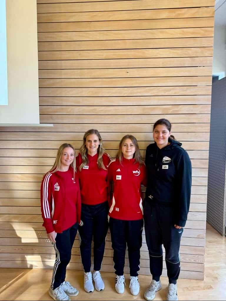 Ein Tag nur für unsere Schiedsrichterinnen! 💛⚽
In Ruit drehte sich alles um Austausch, Vernetzung und gegenseitige Unterstützung.
Von theoretischen Inhalten über Strukturen im Verband bis hin zu persönlichen Einblicken – unsere SRinnen Nele, Nina, Sophie und Kerstin haben gezeigt, wie vielfältig und stark unser Team ist.
#TagDerSchiedsrichterinnen #TeamSpirit #Schiedsrichterin #Vernetzung #Fußballliebe #networking #dfbschiris #wfv #srgreutlingen