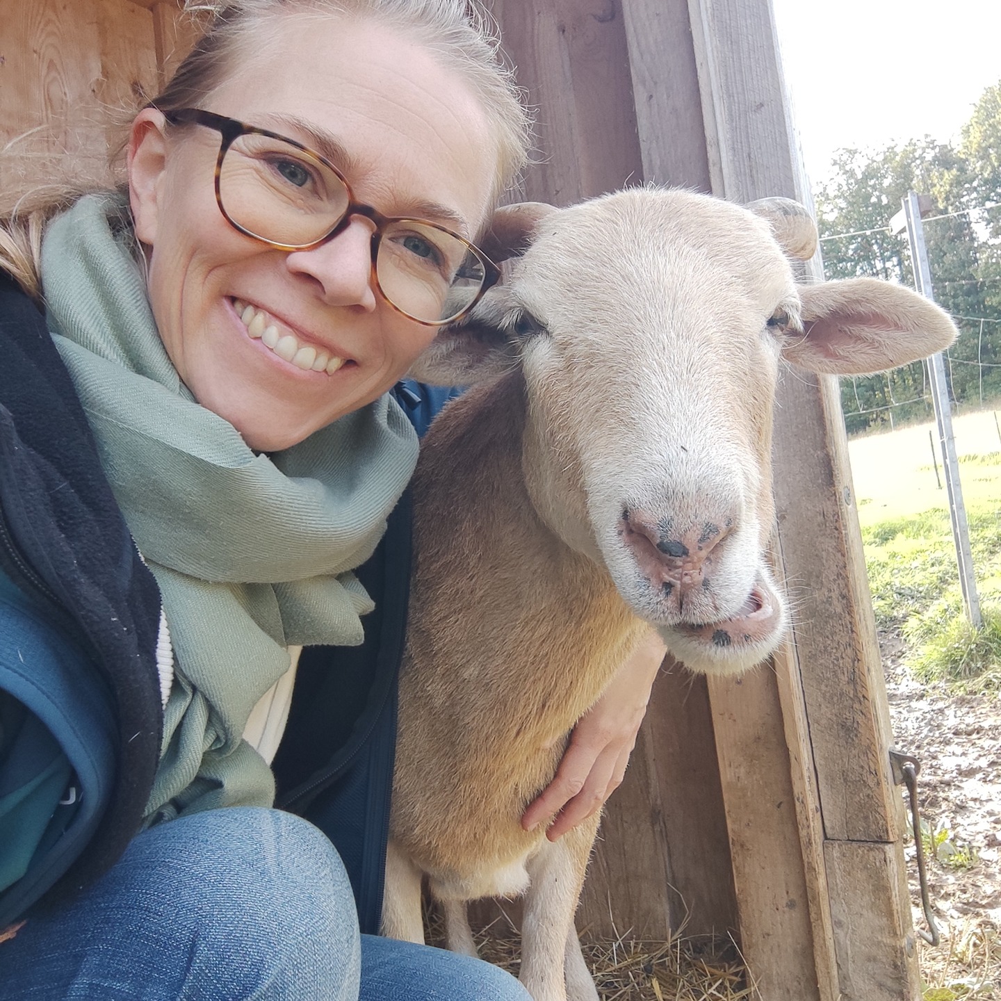 Was macht man eigentlich beim botanischen Malen?
"Man malt die wesentlichen Merkmale einer Pflanze und dazu geht man Schritt für Schritt vor nach einer ganz bestimmten Anleitung. So kann im Prinzip wirklich jeder malen."
🦋Du musst nicht vorher wissen, wie es geht.
🦋Du musst es nicht verstehen oder Überdenken.
Durch das Malen
- wird es still in dir
- du findest Frieden im Tun, ohne dass alles logisch sein muss.
- innere Stille und Demut vor dem Leben selbst entstehen.
...und Schritt für Schritt eine tiefe Präsenz, die anderen Frieden schenkt.
Das stärkt dich und das spüren deine Familie, dein Partner und deine Kinder. ❤️
Pingere vita ist eine Fusion von botanischem Malen nach Alexander von Humboldt und Mentoring.
Das Malen nach dieser Anleitung löst Prozesse aus, durch die ich dich sanft und behutsam hindurchführe. Ganz egal, wo du gerade stehst und welche Herausforderung dir das Leben zeigt, der nächste Schritt wird offenbar.
Denken, Überdenken, Zerdenken und Gedankenkreiseln hören auf.
Frieden kehrt ein.🕊
Pingere vita.
Die Werkstatt.
2- Tages Workshop "Blätter malen"
21. & 22. November 2025
in Präsenz, in 3040 Markersdorf
#friedvoll
#pingerevita
#innereruhe
#tarik
#freude