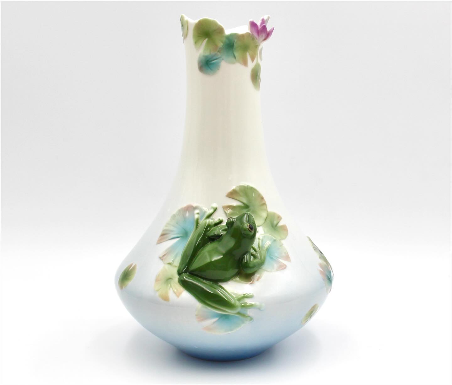 Rare FRANZ Porcelain ‘Amphibia Collection’ Vase 💚
SOLD...
Renown for their 3-D sculptured designs, all Franz collections are created by artisans, hand-painted & signed. Very collectable worldwide and unique.
Online now.