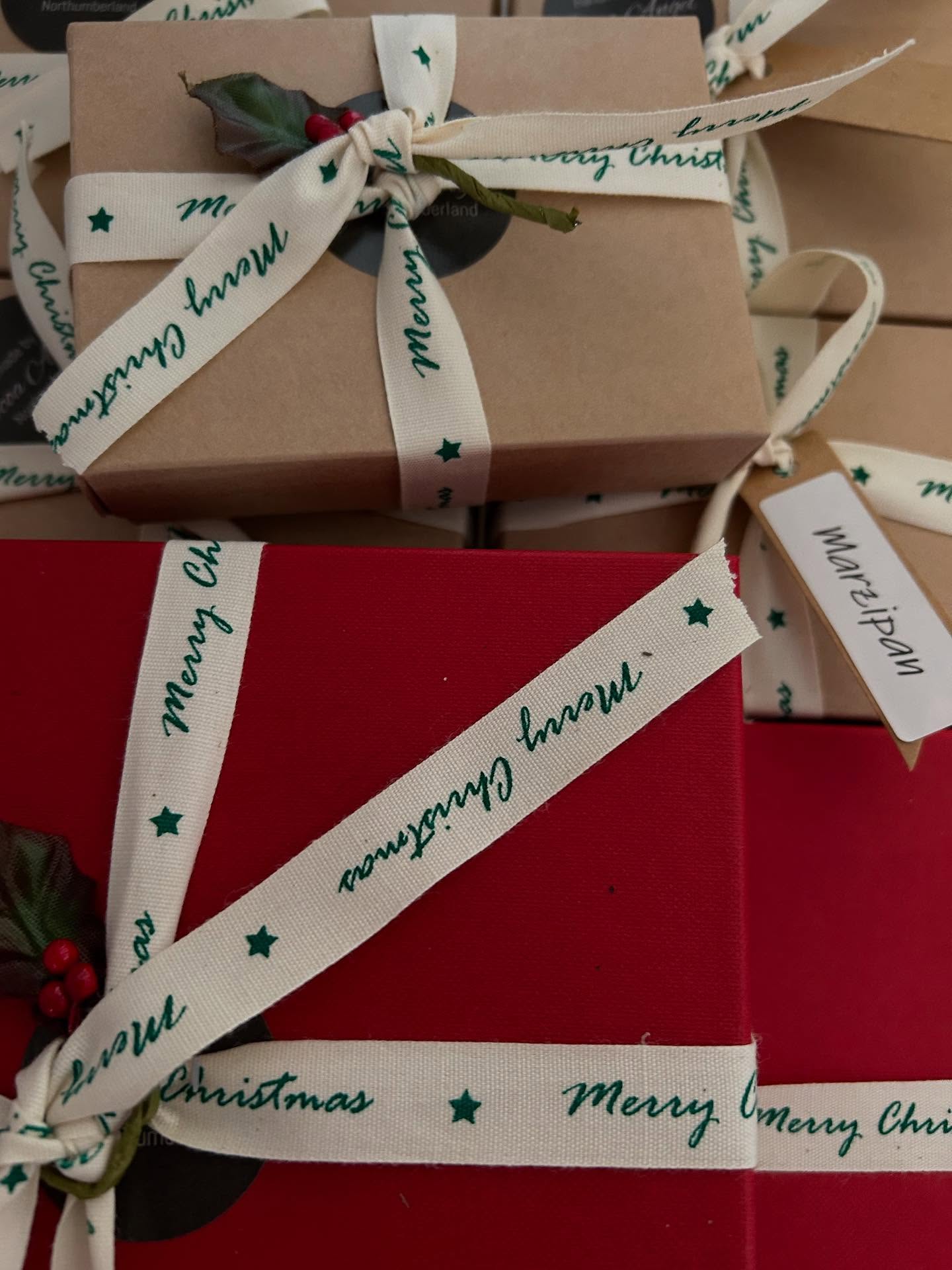 Getting ready for the weekend!! Pop along to Linden Hall tomorrow - Every ticket purchased helps to support HospiceCare North Northumberland, funding their hospice at home care and vital bereavement and dementia support services for local families when they need it most.
🎟️ Tickets available now
Adults – £5 entry
Children – FREE
Meet Santa – £20 per child (Limited Spaces!!)
https://www.tickettailor.com/events/hospicecarenorthnorthumberland/1845249
#weekend #christmasshopping #chocolate #gifts @macdonaldlindenhall @hospicecarenorthnorthumberland
#fun #festive #chocolate #artisanchocolate