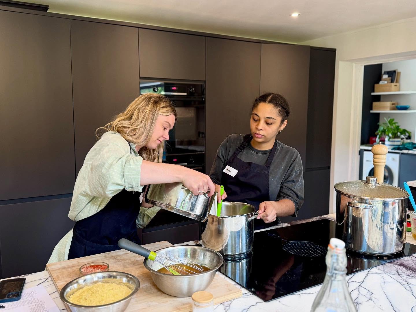 Some snapshots from the past few courses 👩🍳
Trying to make sure I take pictures while we're cooking multiple things isn't always easy, but here are a few! 📸
#frome #fromeevents #fromesomerset #plantbasedcookeryschool #vegancookeryschool #PlantBased #vegan #littlefromecookeryschool