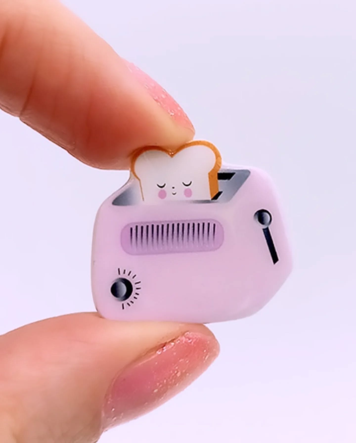 🍞 Mon coeur bondit tel un toast quand je la vois apparaître sous mes doigts. 🤩
Petit zoom sur une de mes broches qui me donne le smile à chaque fois que j'en fabrique un exemplaire!
Elle me donne des envies de grasse matinée et de petit déj' en famille avec des tartines beurrées 🤗
°°°
Je vous parle de ce qui me met de bonne humeur parce qu'en ce moment je râle beaucoup sur les réseaux qui me rendent totalement invisible et ne me montrent pas aux personnes qui me suivent. C'est compliqué de rester motivée à poster quand on voit qu'on a moins de likes qu'à ses tout-débuts y a 10 ans quand seul mon entourage me suivait 😅😬🙃
Bref, c'est ainsi... Je vais essayer de miser sur la vraie vie c'est bien aussi 😉
Bizzzz
°°°
#bijoux #broche #cute #kawaii #toast #illustration #art #faitmain #xtool #handmade #smallshop #creation #petitdej