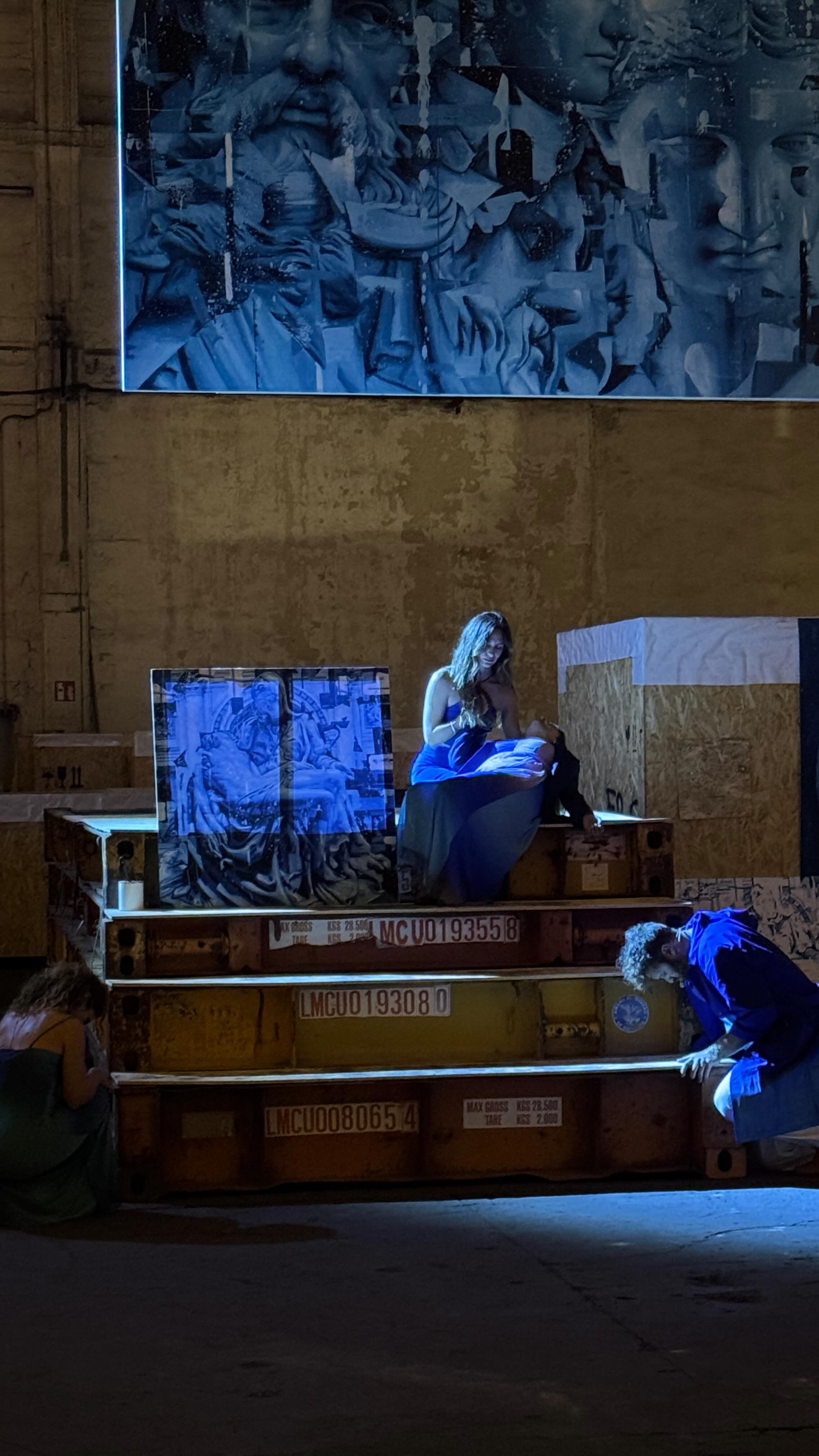 Momento di ricordi…
Felici e grati di aver portato in scena una Boheme capace di dialogare con le intense opere di @silvioporzionato in uno spazio tanto insolito quanto suggestivo come il Terminal Messina.
Un incontro unico tra opera lirica, arte contemporanea e le contaminazioni musicali di @andy_bluvertigo , che hanno reso questa esperienza davvero indimenticabile.
Un sentito grazie a @simonafinessi per averci voluti con sé in questo progetto visionario, a Elisabetta Rossetti e al suo team per la fiducia e il sostegno, che ha reso possibile tutto questo e, naturalmente, a tutti i nostri meravigliosi artisti.