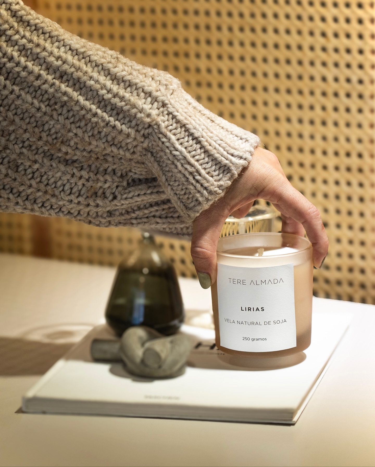 Proyecto de rebranding para @terealmada.home 🪄
Junto a Teresita, diseñadora de interiores y creadora de la marca, redefinimos en camino visual y estrategia de su marca, no solo desde lo estético si no también desde lo conceptual. Cambiamos el rumbo de su imagen a por uno en donde ella se sintiera identificada, motivada, y conectara de forma real con su público objetivo.
Encaminamos la estrategia de la marca, la dirección creativa y así creamos el nuevo branding e identidad de marca de Tere Almada Home.
Desarrollamos un sistema de ilustraciones que le daban un toque lúdico, artesanal y rústico a la marca, para poder ampliar su universo visual y usar en packaging, redes sociales, web y otros soportes.
Creamos piezas para impresión y también su página web, la marca no solo se renovó visualmente, si no también estratégica y conceptualmente.
Orgullosa y feliz de poder acompañar a marcas a comunicar con objetivos claros y conectar desde su esencia, siendo fieles a su estilo.