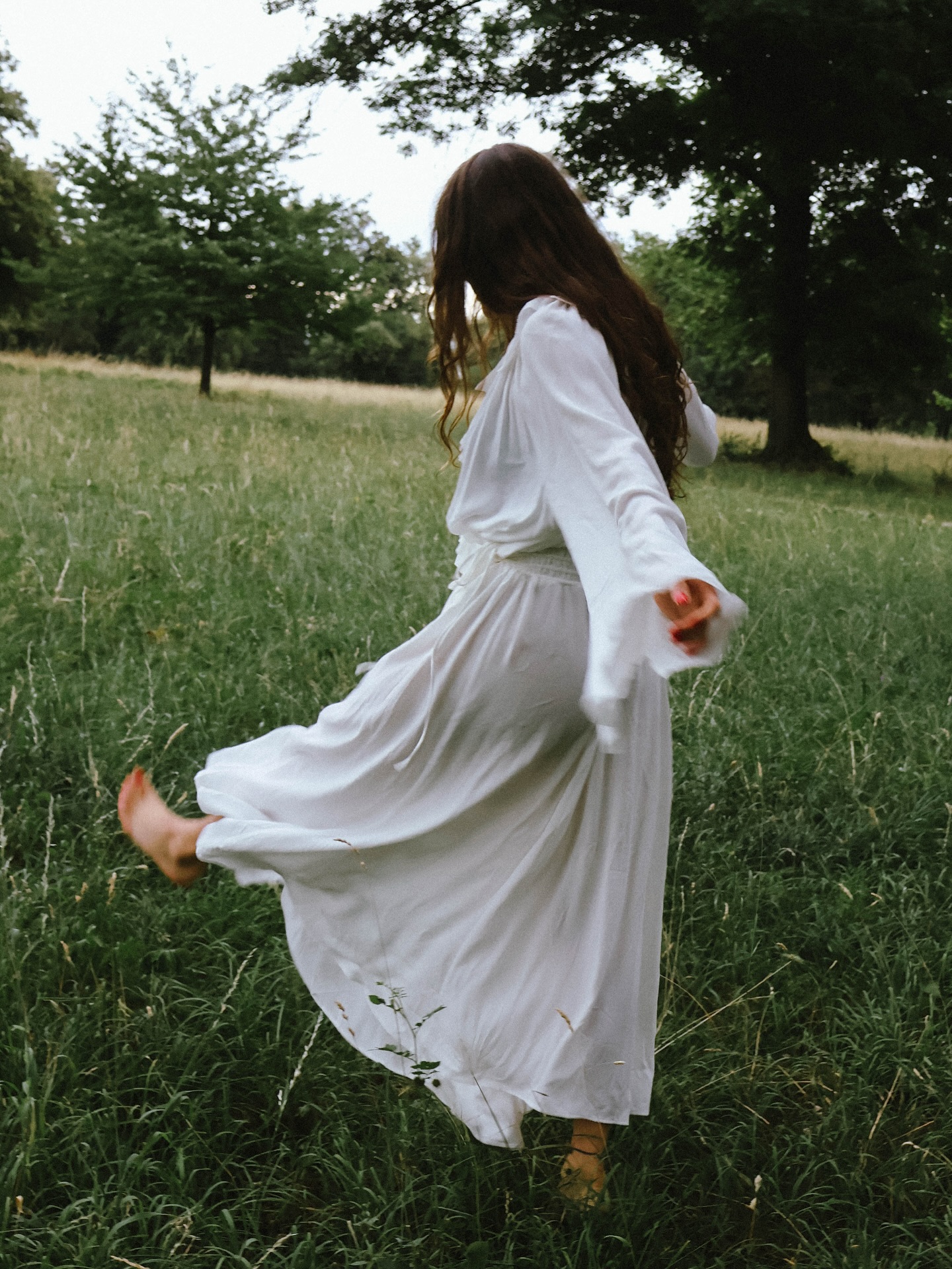 Ich dachte, ich müsste nach Bali fliegen, um mein Leben zu verändern.
Sonnenaufgang am Strand, Tempel, Palmen, all das.
Aber dann kam Corona – und statt Yoga am Meer gab’s Yoga im damals noch WG-Zimmer.
Kein tropischer Himmel, kein Reisfeld, nur ich, meine Matte und mein Wille, trotzdem zu starten.
Und genau da hab ich gemerkt: Transformation braucht keinen Ort.
Sie braucht eine Entscheidung.
Diese Ausbildung hat mir gezeigt, dass Wachstum nicht dann passiert, wenn alles perfekt ist –
sondern dann, wenn du trotzdem beginnst.
Photo by @joselyn.morales.acuna ❣️