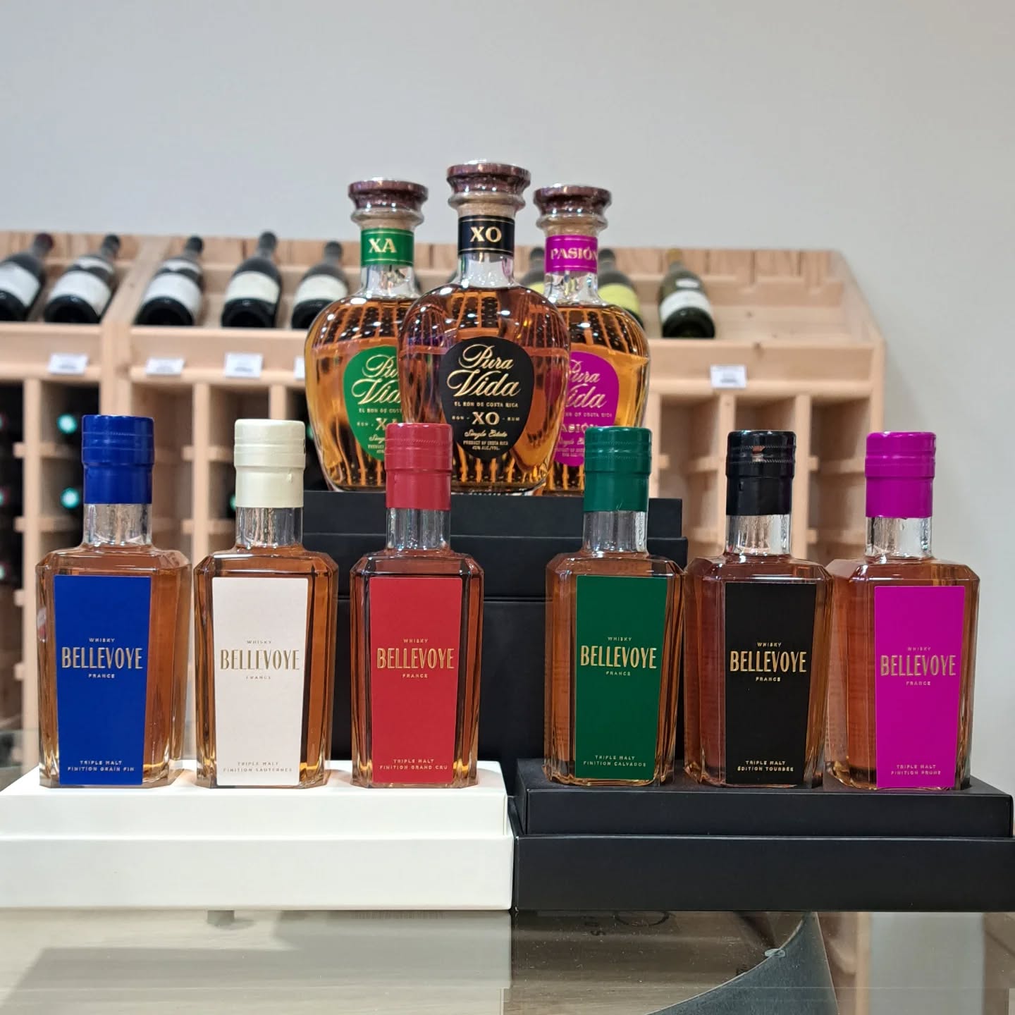 | Coffrets |
Découvrez les coffrets de spiritueux, format 3x20 Cl, idéal pour découvrir différents profils et trouver celui qui vous correspond le plus ! 🥃
La Maison Bellevoye propose 2 coffrets,
Le Découverte : 3 whisky triple malt, finition Grain Fin, Sauternes et Vin Rouge Grand Cru
Le Prestige : 3 whisky triple malt, finition Calvados, Tourbé et Eau-de-Vie de Prune
Chez Pura Vida, la trilogie découverte avec 2 rhums élevés en ex-fût de Bourbon puis foudres de Cognac et le rhum Pasión infusé aux fruits de la passion 🍹
#rhum #whisky #spiritueux #caviste #digoin #saoneetloiretourisme #route71