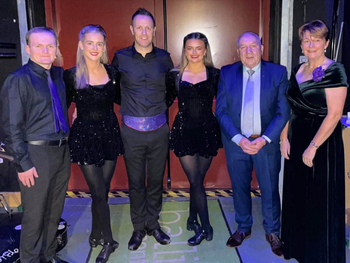 ⭐ Following tonight’s show in Ballina, the Cairdeas tour group are headed for Munster! ⭐
✨ Tour Manager Eddie, along with dancers 💃 Sophie, Caelainn, Liam, 🎤 singer Karen, 🎻 multi-instrumentalist William and all their tour group are buzzing to head to Munster tomorrow. 🎶
🚌📍First stop is Cois na hAbhna, Ennis (Thursday) and then on to📍Brú Ború for their finale show on Friday night!
Be sure to book tickets 🎫 in advance.