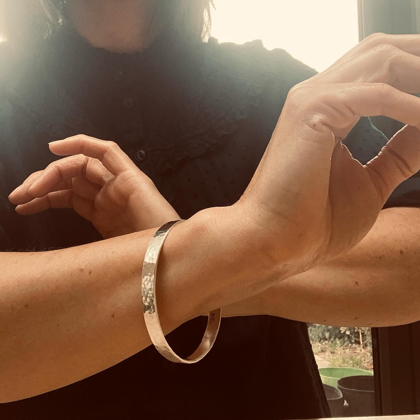 Perhaps a simple all over hammered texture is my current fave 🧐 This Silver bangle flaunts the finish to the max! Loads of little facets for the light to bounce from…and I can also hand stamp a message on the inside for you too, to make it a really personal piece of forever jewellery! 💕 Get your Christmas orders in now, for beautiful handmade jewellery by @magicinthegrass xx