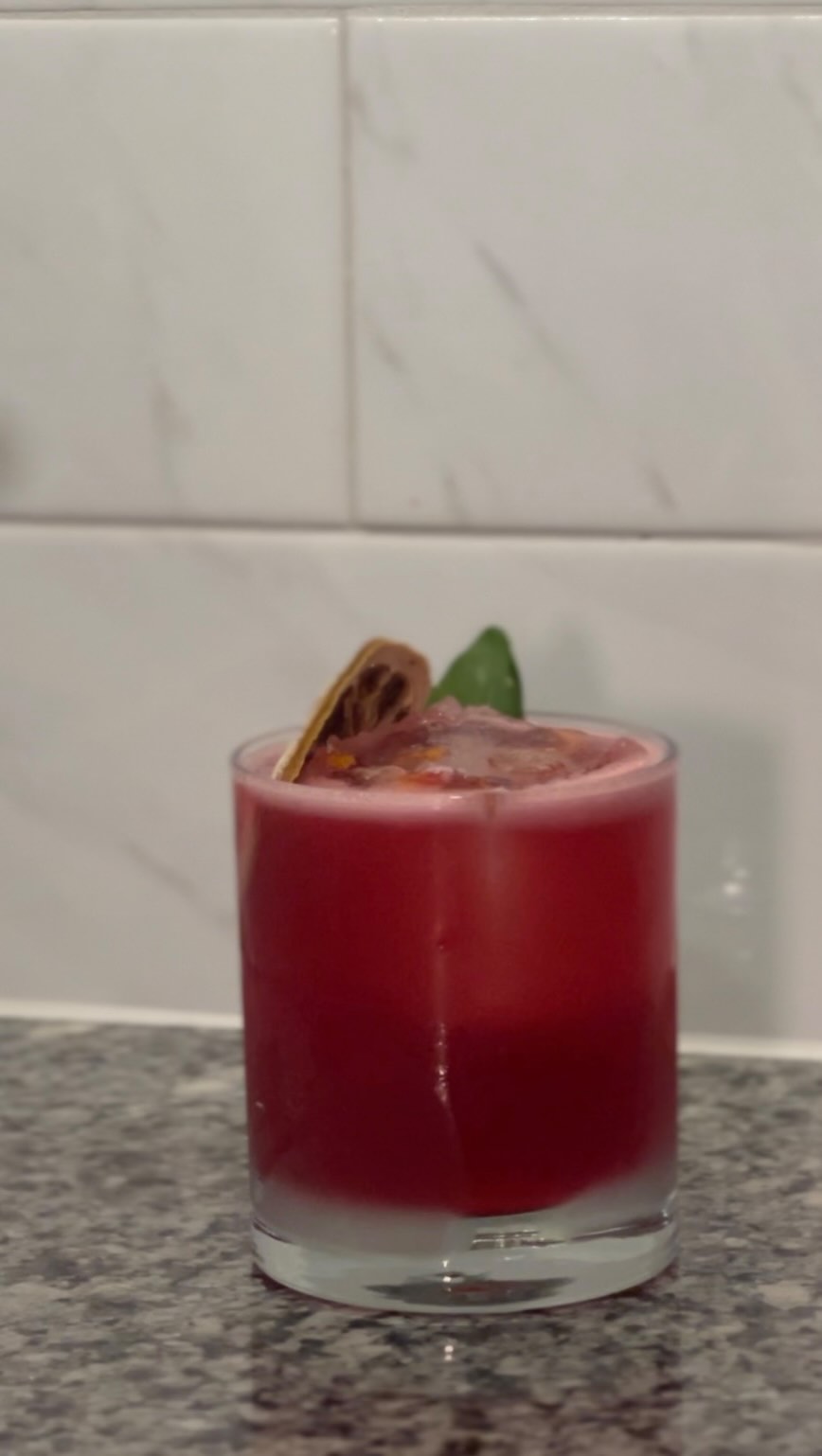 🍁🍂💋
#AutumnCocktails #FallVibes #WellPoured #reelitfeelit #fyp
Ingredients:
• 1.5 oz vodka
• 1 oz hibiscus tea
• ½ oz basil syrup
• ½ oz ginger syrup
• ½ oz lime juice
• Optional: splash of sparkling rosé
Instructions:
1. Shake all ingredients with ice.
2. Strain over fresh ice in a rocks glass.
3. Garnish with a dehydrate lime or basil leaf (slap the leaf between your palms before garnishing to release the aroma)