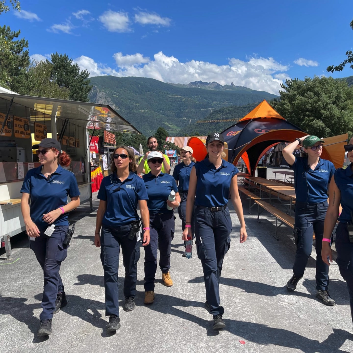 💙 Une équipe, des émotions, un engagement.
Entre l’intensité des compétitions, l’énergie des festivals et la cohésion sur le terrain, l’équipe de Chris Medical Services a vécu une saison riche en missions et en émotions.
De WEuro25 à la Spartan Race, de Sion sous les étoiles au Sail GP, en passant par Equissima et Humanitrail et bien d'autres encore, notre équipe s’est mobilisée tout l’été pour assurer des dispositifs médico-sanitaires variés.
✨ Chaque événement a été une aventure humaine, entre adrénaline, esprit d’équipe et partage.
🙏 Merci à nos partenaires et clients pour leur confiance,
et surtout à notre équipe soudée pour son professionnalisme et son engagement tout au long de la saison. 💙
#ChrisMedicalServices #Rétrospective2025 #ÉquipeMédicale #PremiersSecours #SécuritéSanitaire #Engagement #postesecours #firstaid #Événements #equipemedicale