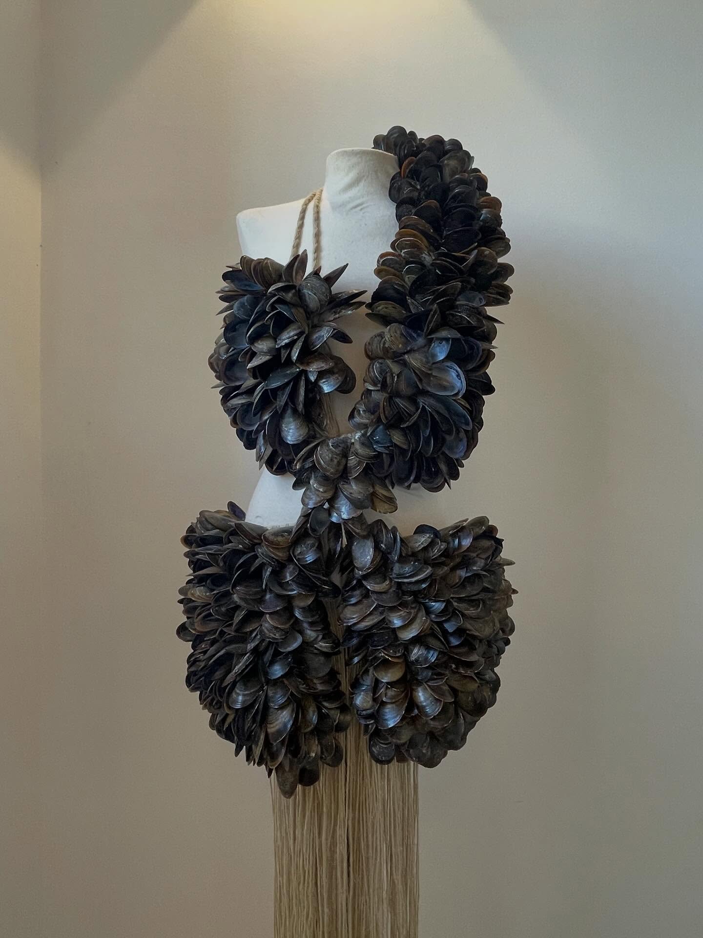 Si todavía no conocéis mi última pieza creativa, os dejo por aquí un breve resumen:
🫴🏻 “Bodies of Souls” es una metáfora sobre la migración, la feminidad, la memoria y la transformación, donde materiales naturales y desechos marinos se convierten en arte lleno de vida espiritual.
▫️100% Hecho a mano
▫️Año de elaboración: 2024
▫️Materiales: 1.818 Conchas de mejillones reciclados de un restaurante ♻️ + 5.454 nudos de cuerda de cáñamo.
▫️Peso: 5,2 kg
▫️Tiempo de elaboración: 267 Hrs
______
👉🏻 Muy pronto, veréis el proceso creativo de mi próxima pieza artesanal 25/26 reciclando chirlas. 🤍✨
______
#patstrenc #patstrencuniverse #patstrencartesania #patstrencfashionandart #patstrencmusselsdress