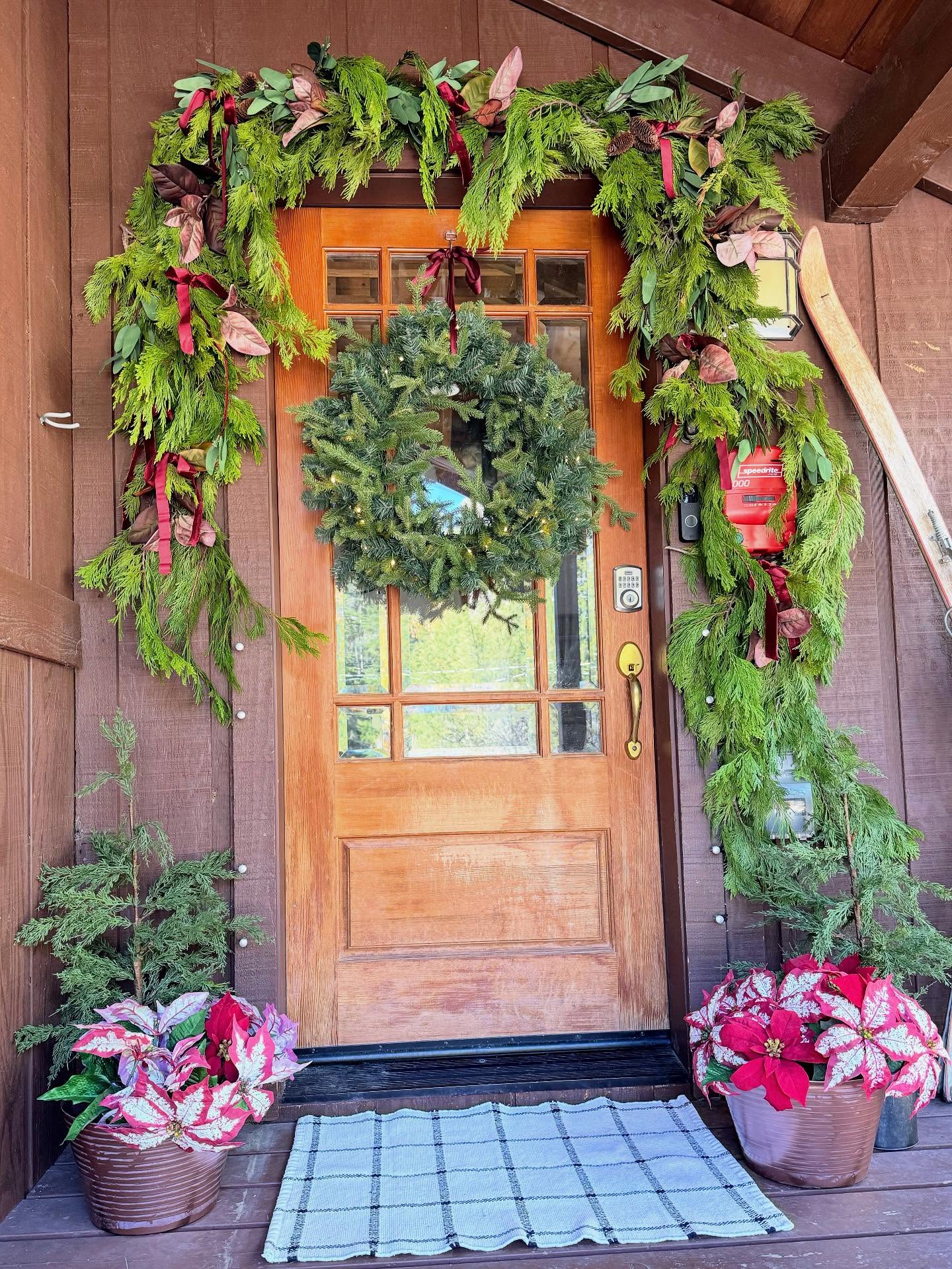 Just casually decking my neighbor’s halls (and door, and railing…) 🎁🌲