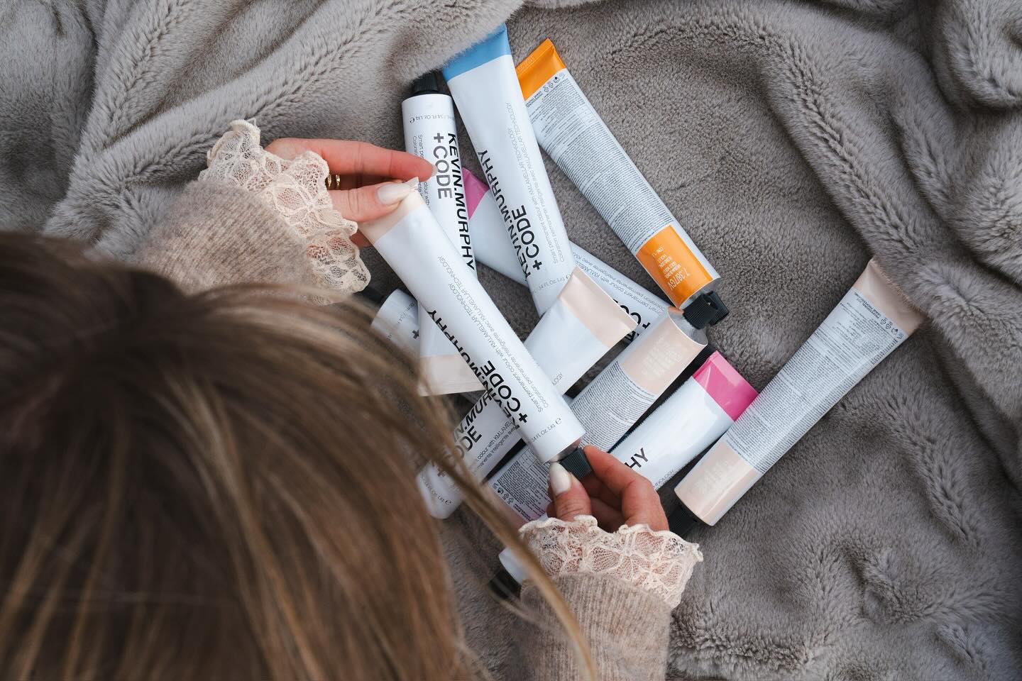 Extra glans en herstel, ✨geïnspireerd door skincare-technologie. Heldere kleuren en 100% meer kleurintensiteit – dat is KEVIN.MURPHY CODE+. Trots om als een van de eersten met dit fijne, innovatieve product te werken!
#kmcode #hoogwaardigehaarkleuring #duurzaam #rijkekleuren #allesondercontrole #kevinmurphy #lovekm #thenewcodeofcolour
