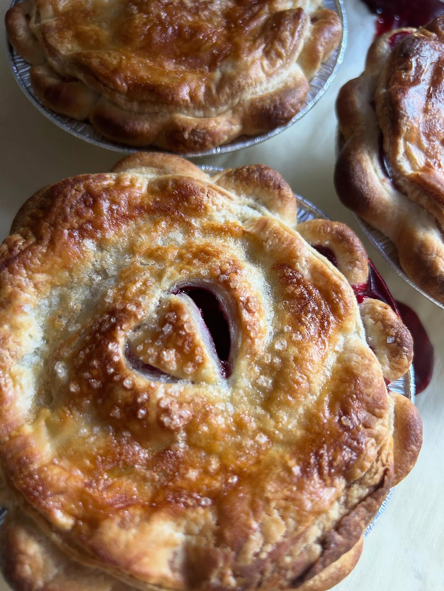 We’ll be @commongreens_clintonville today for the second-to-last time this year 🥧💕 9am-noon. Back on 11/15 for our last. See you soon!