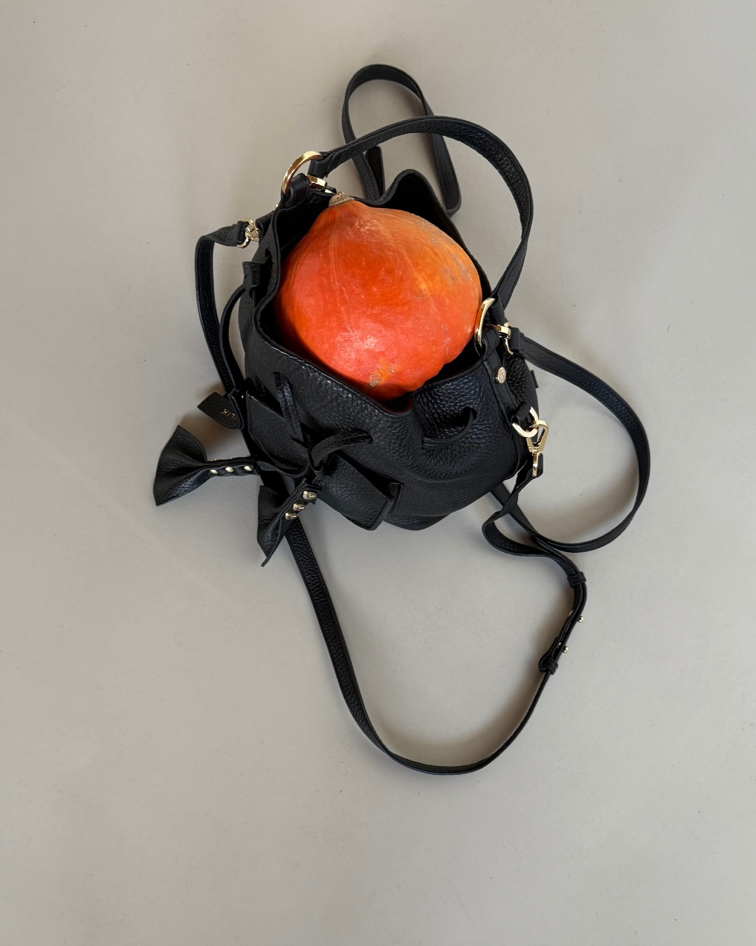 Zabierz wszystko, co chcesz (nawet dynię ) Nowe worki już w sklepie — dwa rozmiary, mini i klasyczny, oba z miękkiej skóry groszkowej.