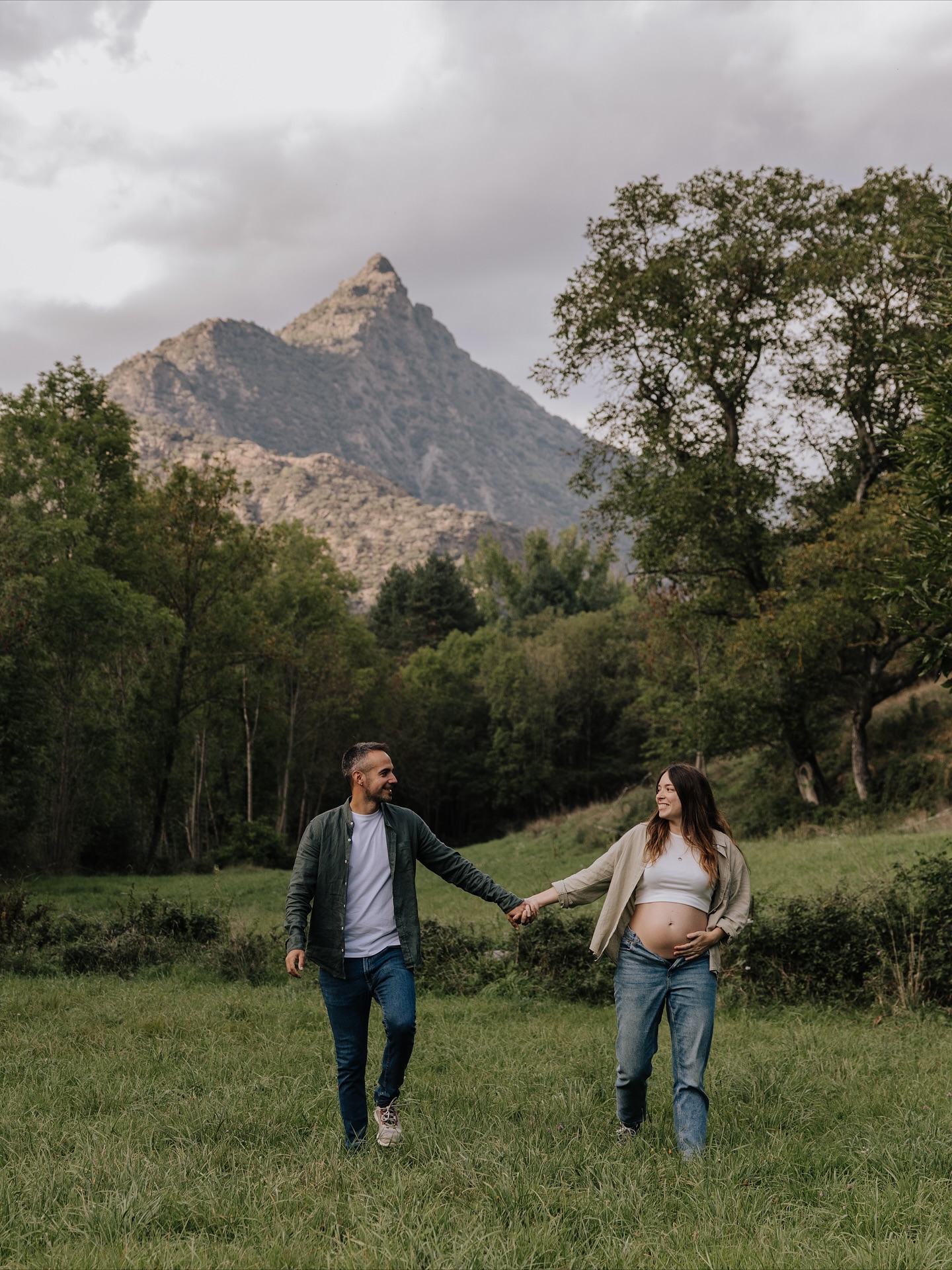 L’Ariadna i en Josep esperen al Pau, i van voler guardar aquest record envoltats d’un paisatge que parla molt d’ells. ⛰️🌲
I és que escollir una localització que us representi ho canvia tot: les emocions flueixen més i cada fotografia parla una mica més de vosaltres.
El Pallars té una llum i una calma que fan que tot es visqui més a poc a poc, i crec que això es nota en la fotografia també.
Gràcies, Ariadna i Josep, per la vostra confiança i per permetre’m acompanyar-vos en aquest trosset de la vostra història. 💚
Si fa temps que penseu a fer una sessió, aquest és un molt bon moment per fer-ho, abans de que arribi l’hivern.
📆 Al novembre em queda molt poca disponibilitat, així que us recomano reservar ja.
I ara que arriben els mesos de fred, podeu fer la sessió també a l’estudi, un espai càlid i acollidor on tot flueix amb calma i on la llum natural ho omple tot de vida. ✨
Una abraçada,
Andrea Pop
🖥️ www.andreapopfotografia.com
✉️ andreapopfotografia@gmail.com
📲 687 69 44 61
.
#andreapopfotografia #valldecardós #lleida #pallars #pallarssobirà #pallarssobira #valldecardos #catalunya #igerslleida #igerscatalunya #igerspallars #fotografialleida #fotografiapallars #pallarsactiu #fotografiadefamília #fotografiadematernidad #fotografiadeembarazo #embarazo #embaràs #fotografadefamilia #fotografadematernidad #maternitat #maternidad #paternidad #paternitat #familia #natura #muntanya