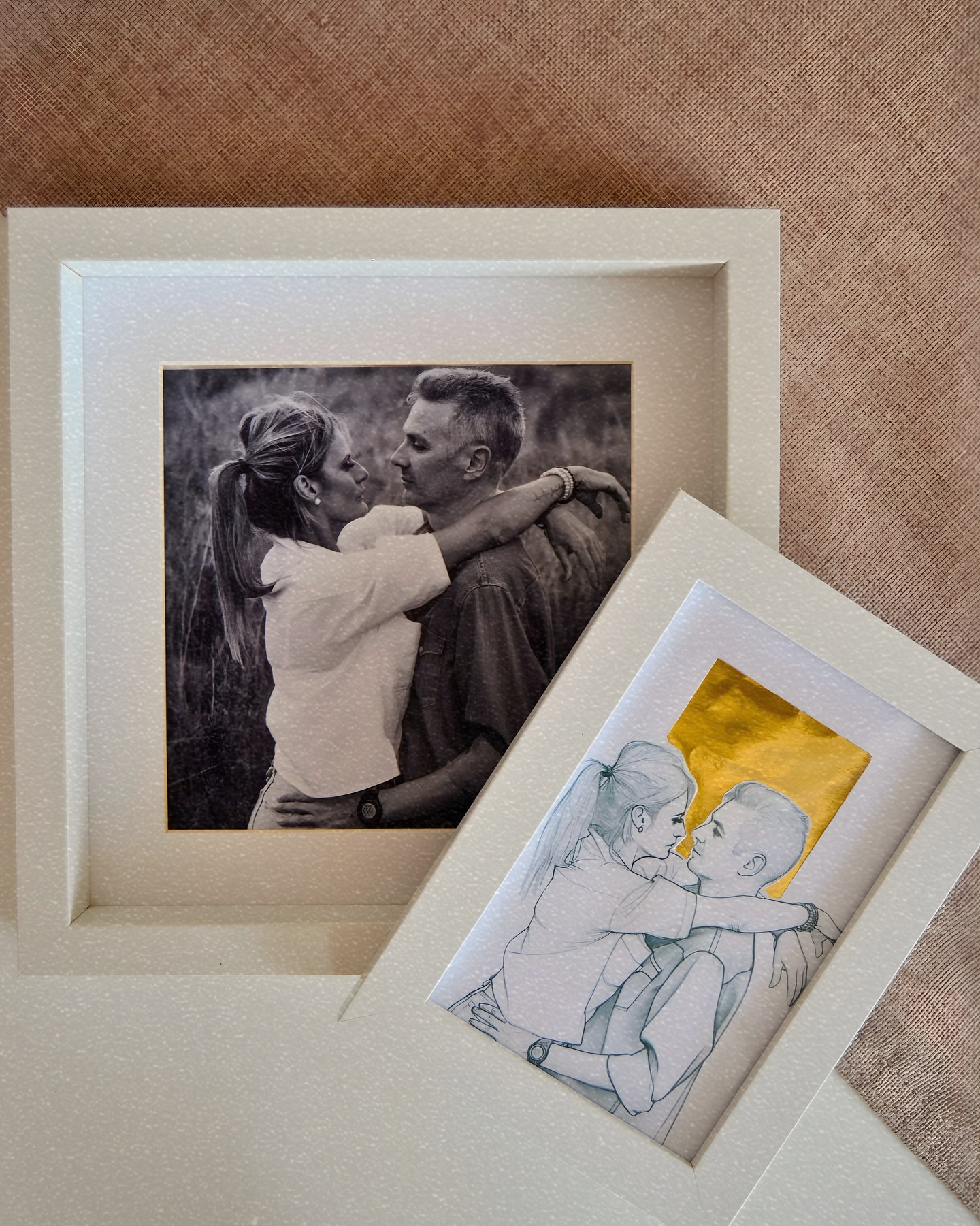 ✨Nueva ilustración golden✨
Ya disponible para encargos personalizados
Y sí… en la última imagen Mango, también quiso salir 🐾😺 porque no hay ilustración completa sin él.
#MerakiIlustraciones #IlustraciónPersonalizada #ArteHechoAMano #DibujoLineal #FondoDorado #IlustraciónRealista #arte #ArtistaEspañola #IlustraciónFamiliar #fyp