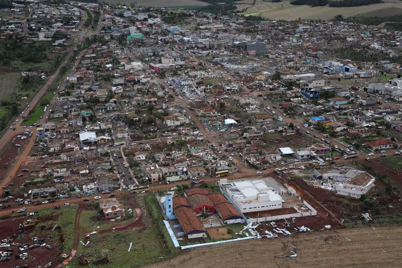 🌪️ PRECISAMOS DE SUA AJUDA! 🌪️
Essa imagem é de AGORA e NO BRASIL!
Com o aumento e intensidade de desastres climáticos, as tragédias não tem mais hora ou local pra acontecer. Rio Bonito do Iguaçu, no Paraná, teve 80% de suas casas DESTRUÍDAS por um Tornado!
Até o momento o saldo é de 6 mortes, 437 pessoas feridas, sendo nove em estado grave. A estimativa é de 10 mil pessoas afetadas, segundo a Defesa Civil.
A @vv_inteligenciahumanitaria já está organizando a ajuda! Temos uma equipe e mantimentos chegando na cidade. Mas pela proporção do desastre PRECISAMOS DE MAIS AJUDA AINDA! 🆘
👉🏻 Por isso, nos unimos ao @vakinha para fazermos ainda mais neste momento de emergência. Acesse o LINK em nossos Stories pra AJUDAR! 🙏🏻