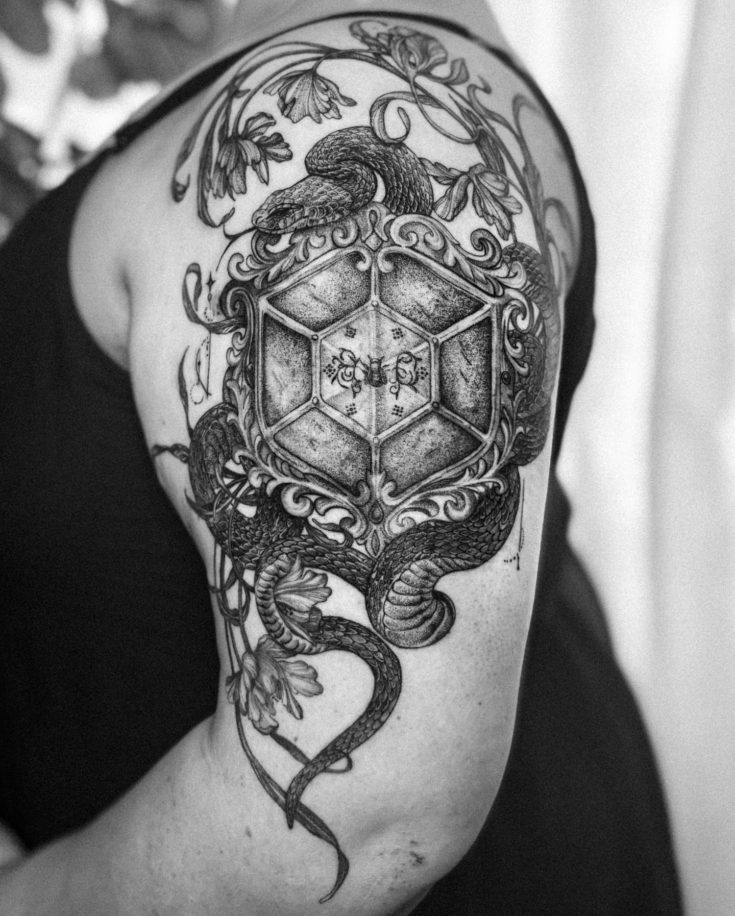 🌷Shields+Sleeping Serpent🛡️🐍 inspired design from the “Even in Arcadia” album — art meeting music𓆙
✽
✽
✽
#TexasTattooArtist #AustinTattooArtist #DallasTattooArtist #HoustonTattooArtist #SanAntonioTattooArtist #TexasInk #TexasFineLineTattoo #FineLineTattoo #LineWorkTattoo #MinimalLineTattoo #DelicateTattoo #naturetattoo #WomenTattooArtist #FemaleTattooArtist #WomenWithInk #GirlsWithTattoos #TattooedWomen #FemaleInk #TattooArtist #TattooArt #TattooDesign #Womentattoodesign #TattooInspiration #InkArt #TattooWork #artnouveautattoo #girltattooideas