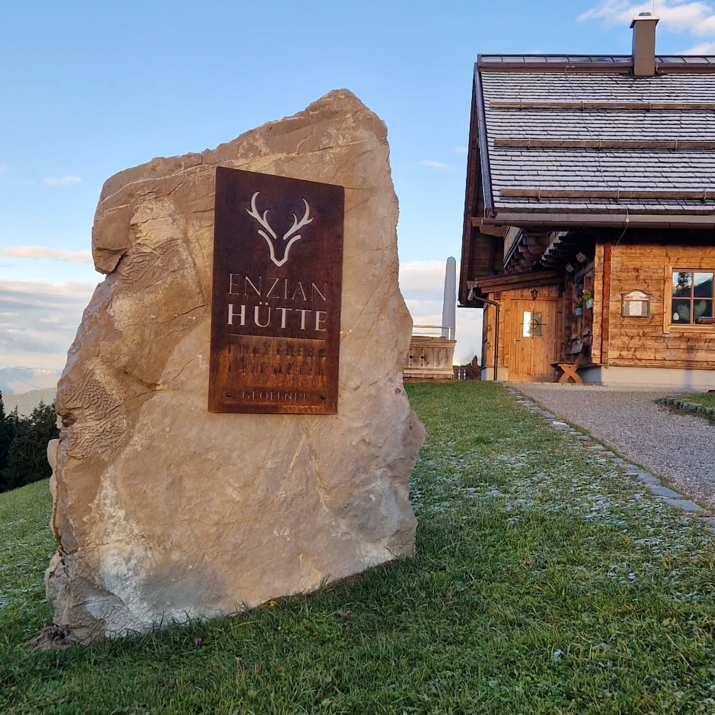 🌞 Was für ein Sommer! 🌞
Wir sagen ein riesengroßes DANKE für die vielen tollen Tage, Begegnungen und Momente bei uns auf der Enzianhütte! 💛
Noch bis 2. November sind wir für euch da – also kommt gern nochmal vorbei, genießt die letzten Sonnenstrahlen und ein gutes Essen mit Aussicht. 🍂⛰️
Dann machen wir kurz Pause und starten ab 10. Dezember wieder in die Wintersaison – hoffentlich mit ganz viel Schnee! ❄️⛷️
Bis bald & liebe Grüße
Andrea & Klaus
#Enzianhütte #Bergliebe #Danke #Saisonende #Wintervorfreude #salzburg #salzburgerland #herbst #herbstwanderung #pause