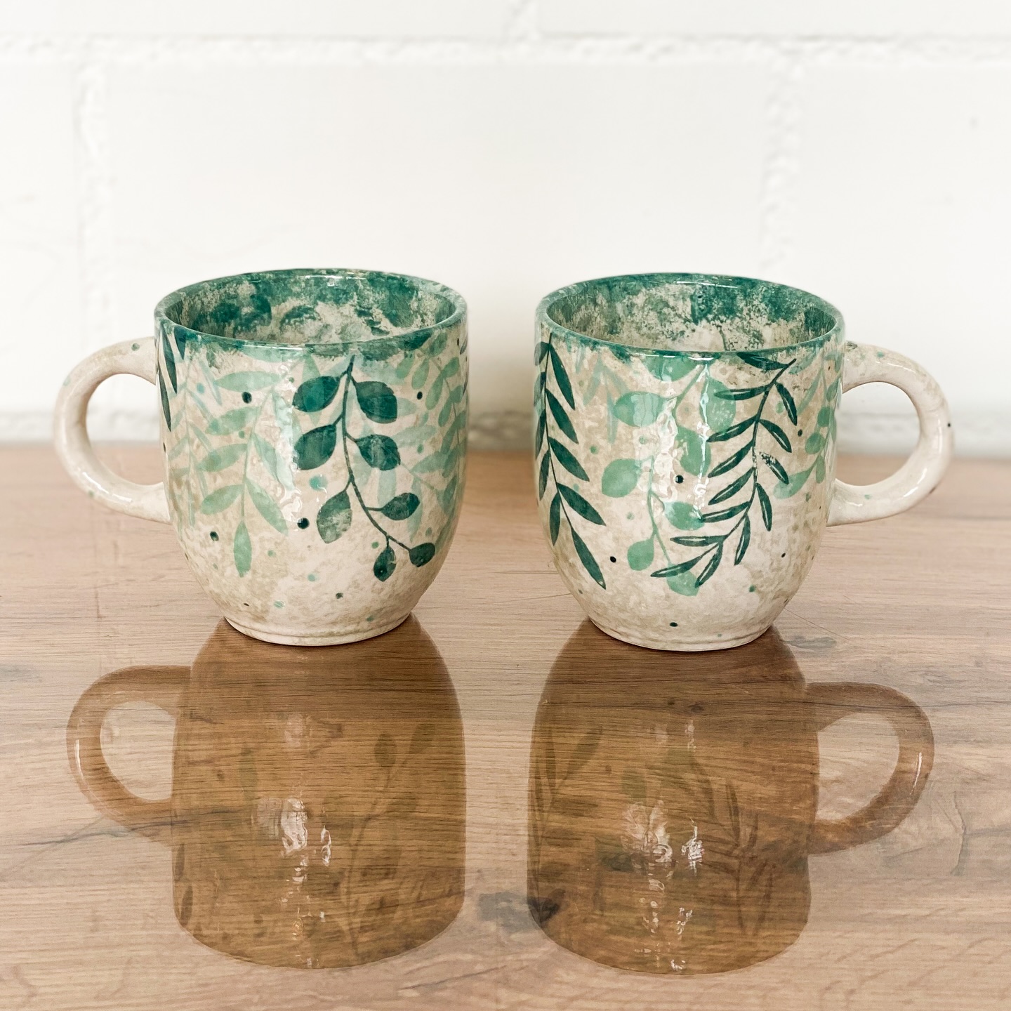 Zwei Tassen, die ein Stück Natur festhalten. 🌿ein Kundenkunstwerk selbst gemalt, jedes Blatt ein kleines bisschen Ruhe. Wenn aus einem einfachen Stück Keramik ein Lieblingsmoment entsteht!
Gefällt dir das? Lass ein ❤️ da und komm ins werK2go, um deine eigene Tasse zum Leben zu erwecken!
#Keramikliebe#selbstgemachtmitherz #werk2go#keramikmalen#keramikbemalen#keramikliebe#keramikselberbemalen#malenaufkeramik#handgemacht#kreativzeit#ceramicart#ceramicpainting#keramikstudio#usterkreativ#keramikmalenzürich#ceramicpaitingzurich#usterfreizeit