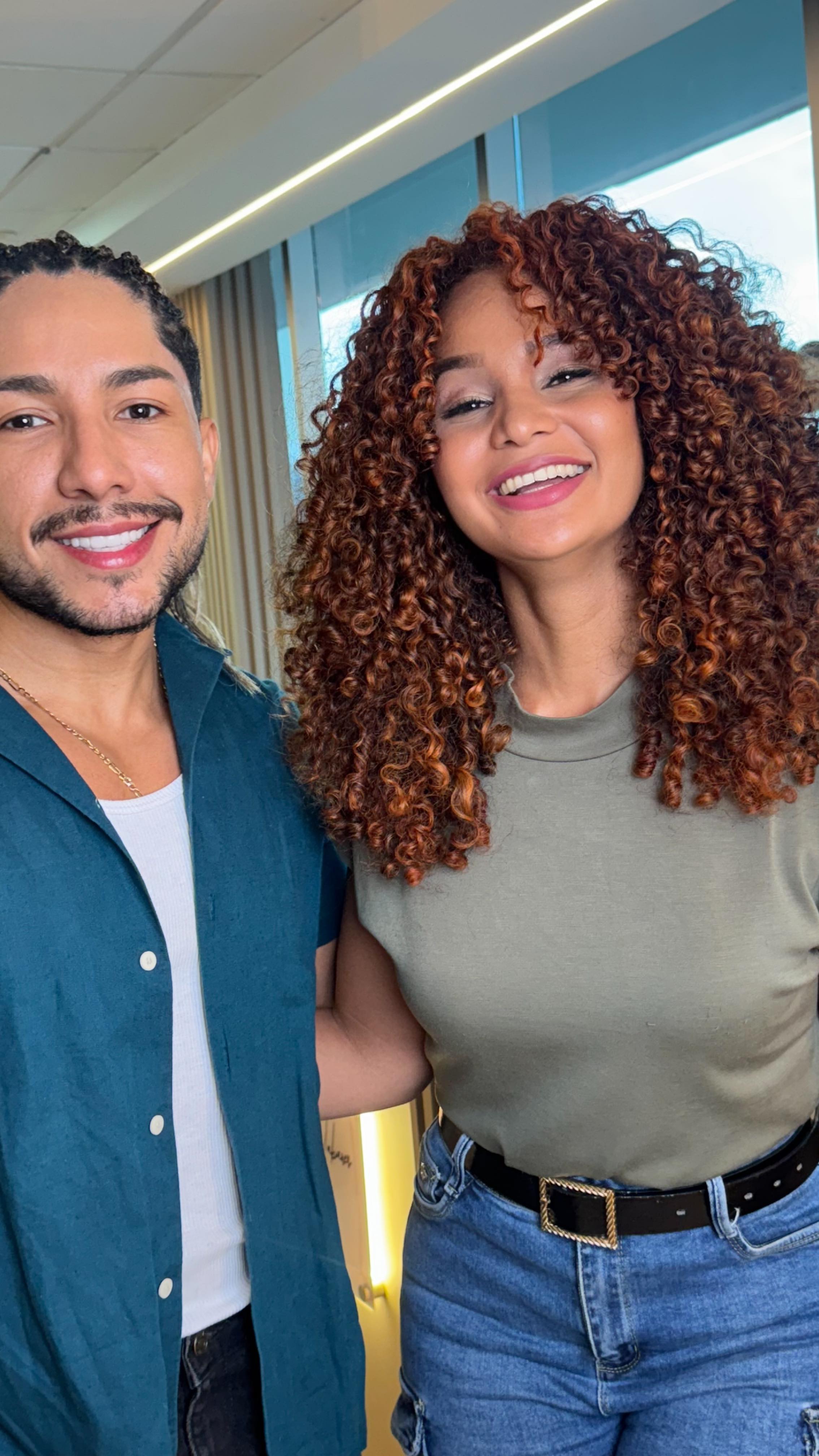 Copper Lumiére ⚜️ con @alfaparfmilanopro_panama
es mucho más que un tono: es actitud, confianza y técnica en perfecta armonía.
Un color pensado para iluminar desde adentro hacia afuera. ✨
Musa : @curlymommyconestilo
¿Lista para descubrir tu versión más luminosa?
📍Agenda tu cita en Jesús Tabarés Salón.”
#salondebellezapanama #cambiodelook #byjesustabaressalon #panamacity #musadejesustabares #balayagehighlights #balayagepanama #alfaparfmilano #curly #curlyhairstyle #cabellorizado #