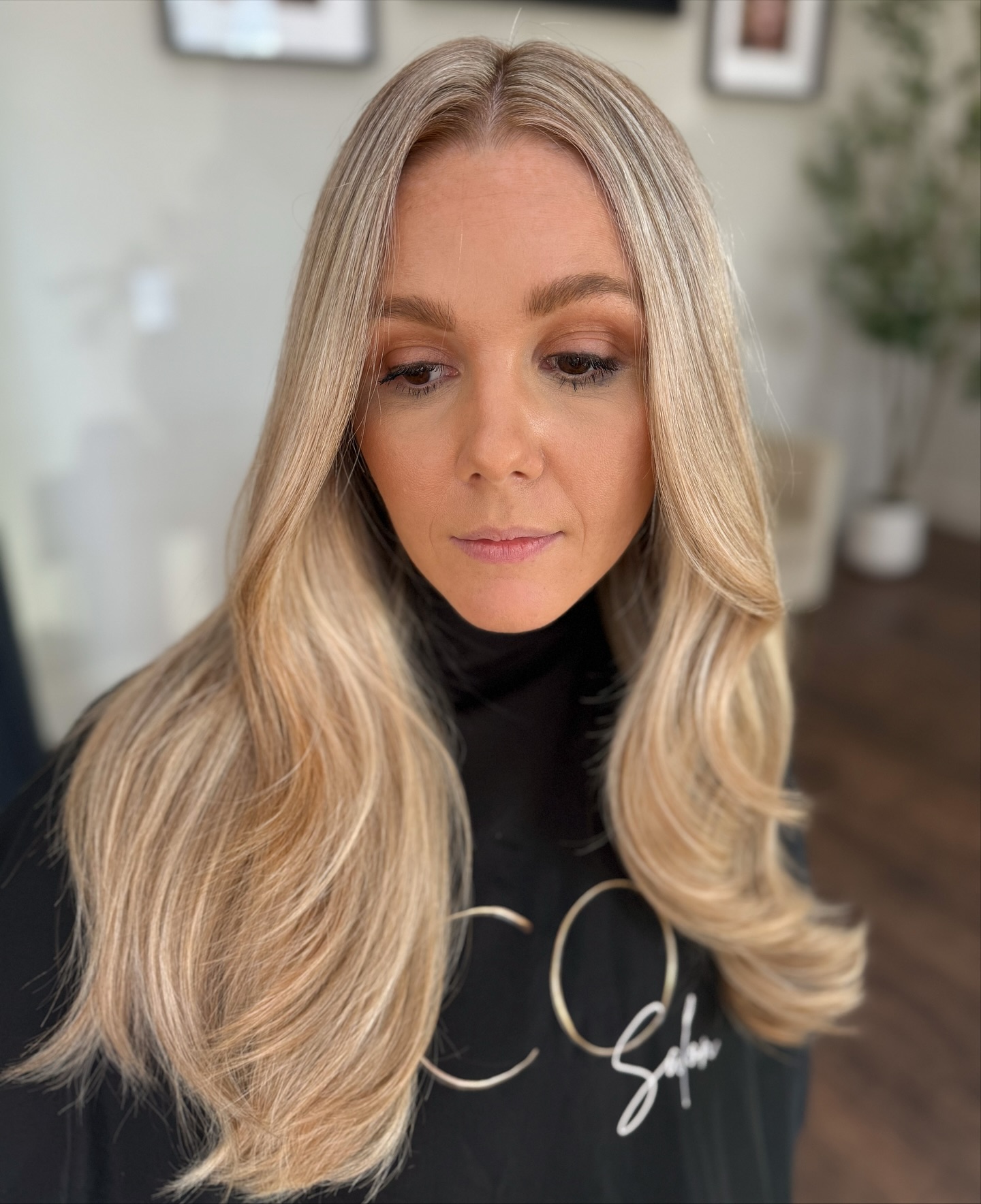 Golden blonde hair reflects light more easily than cooler blondes because of its warm and honey undertones! That is why it often looks extra shiny, especially in natural light. 🌟
#capecoralsalon #fortmyetssalon #swfl #dreamhair #blonde #softblonde #effortless #stylist #blondespecialist #extensionsspecialist #swflsalon #imageco #capecoralstylist